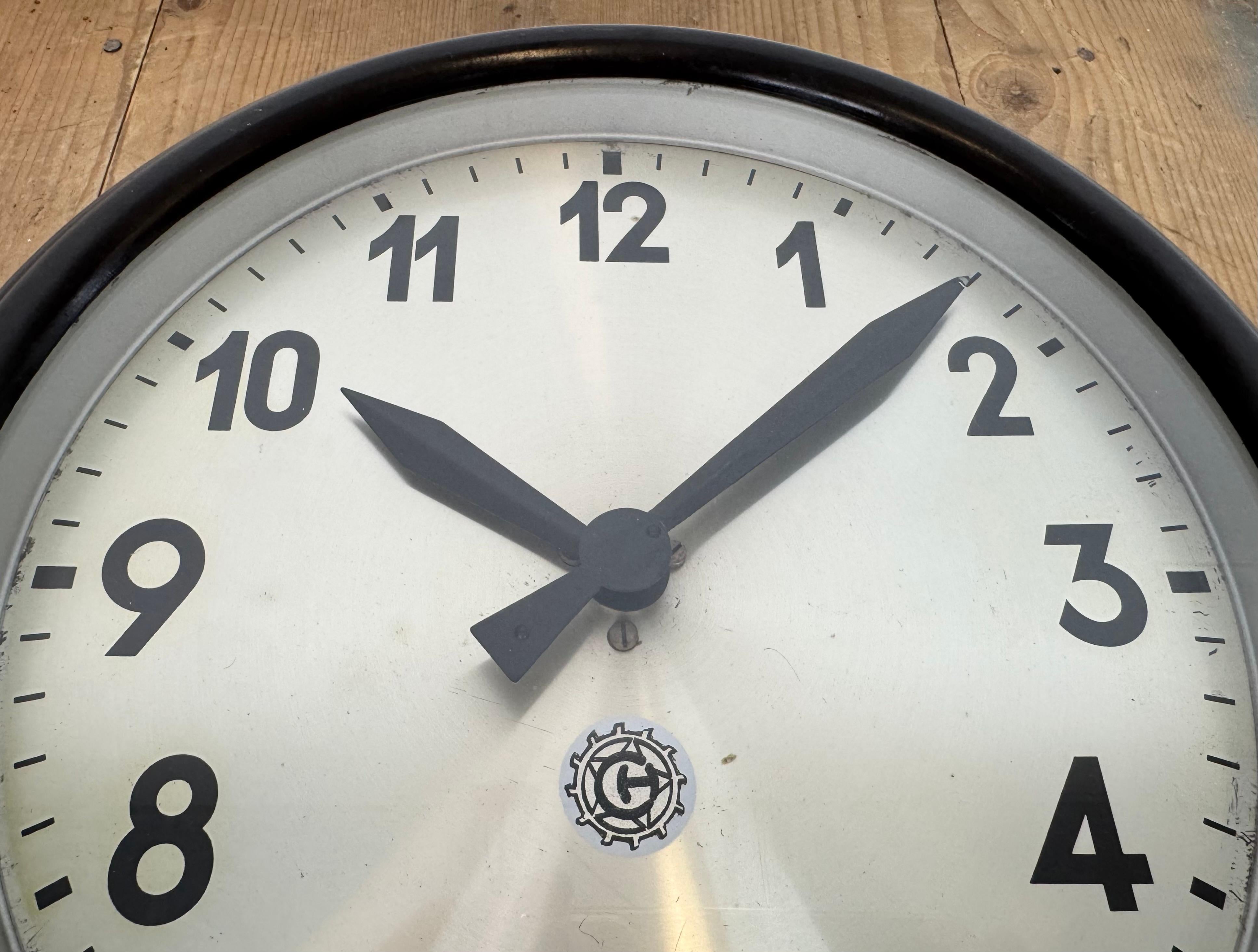 Reloj de pared industrial de fábrica de baquelita marrón de Chronotechna, años 60 en venta 4