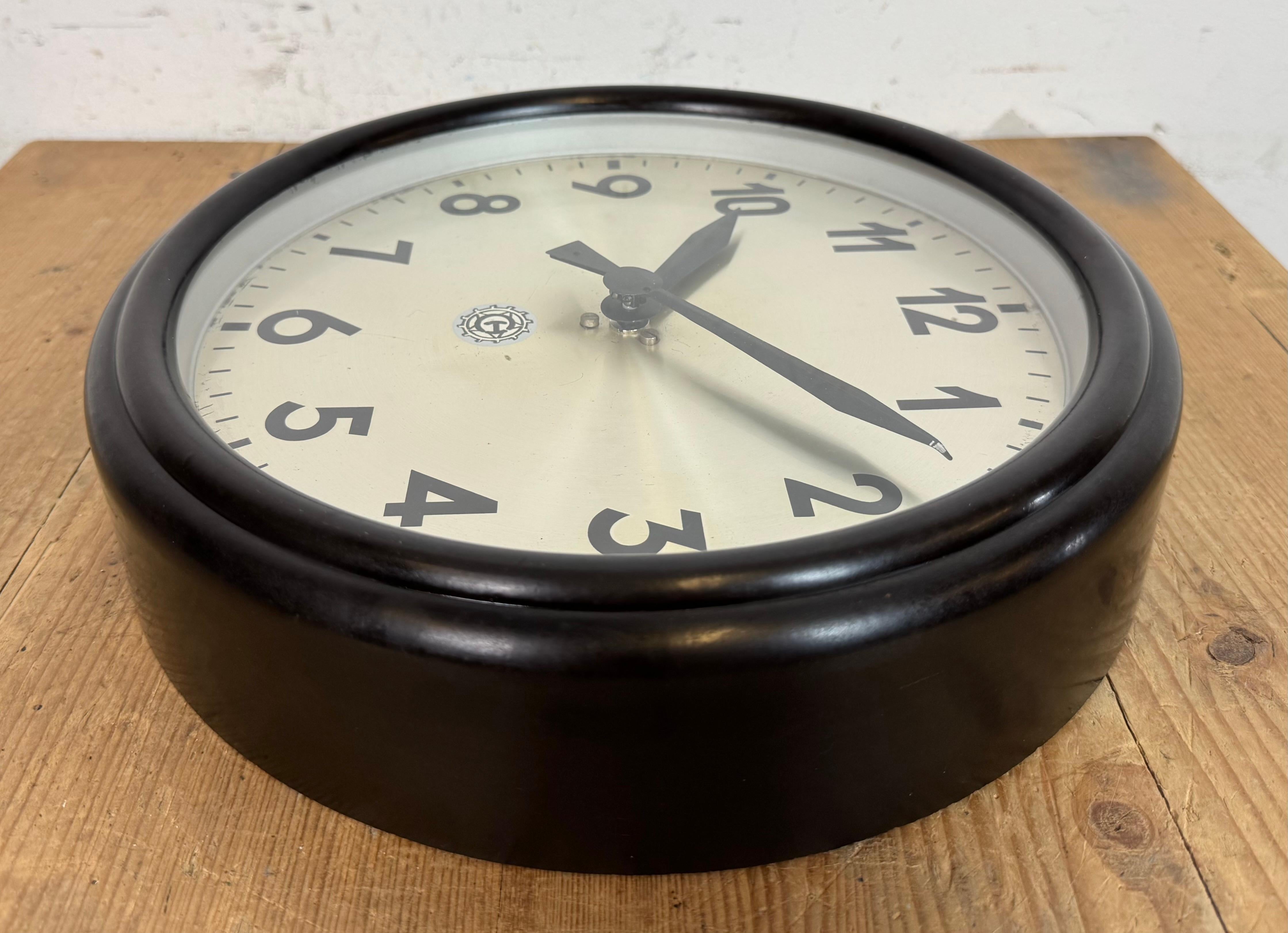 Reloj de pared industrial de fábrica de baquelita marrón de Chronotechna, años 60 en venta 5