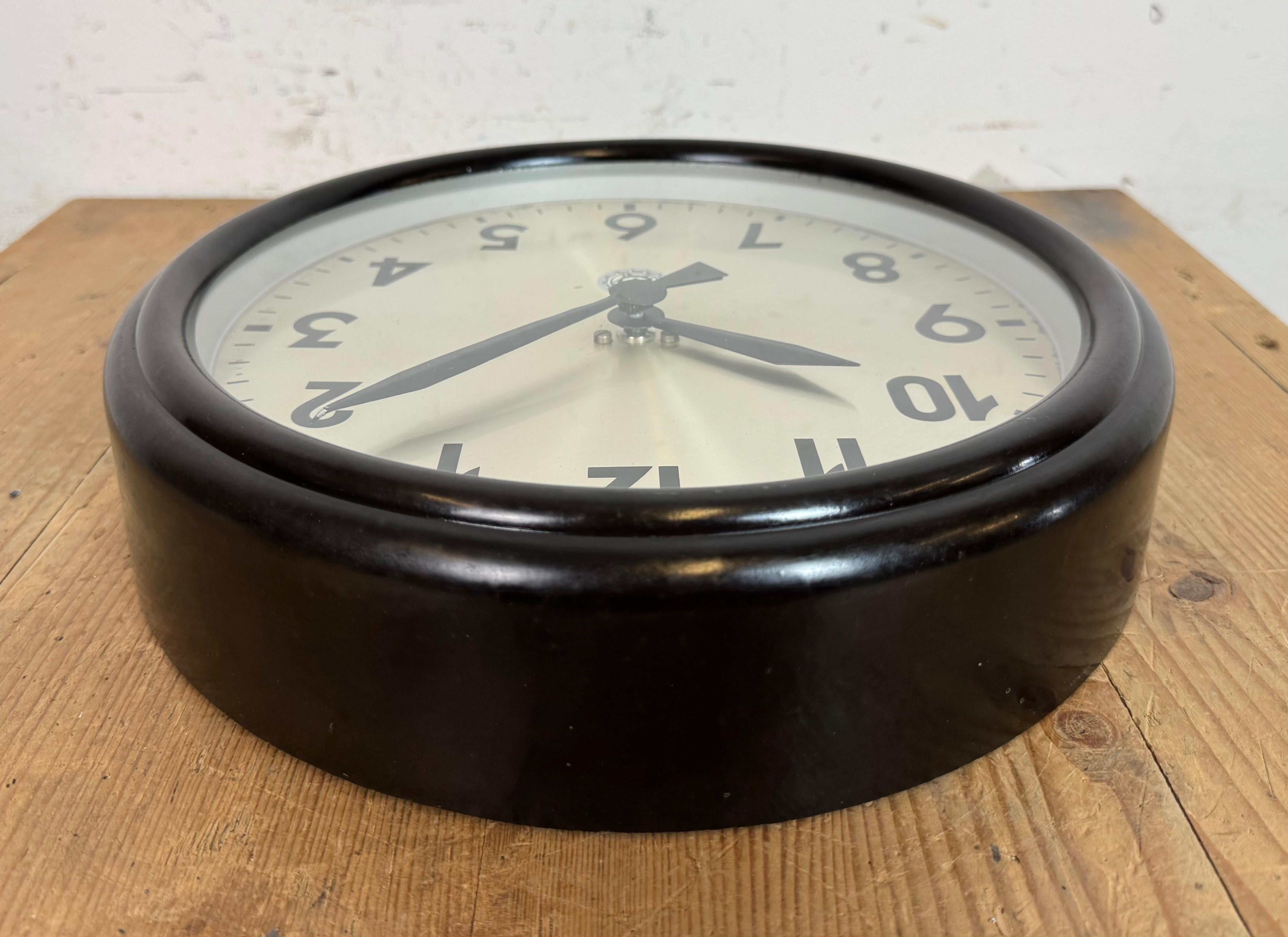 Reloj de pared industrial de fábrica de baquelita marrón de Chronotechna, años 60 en venta 6