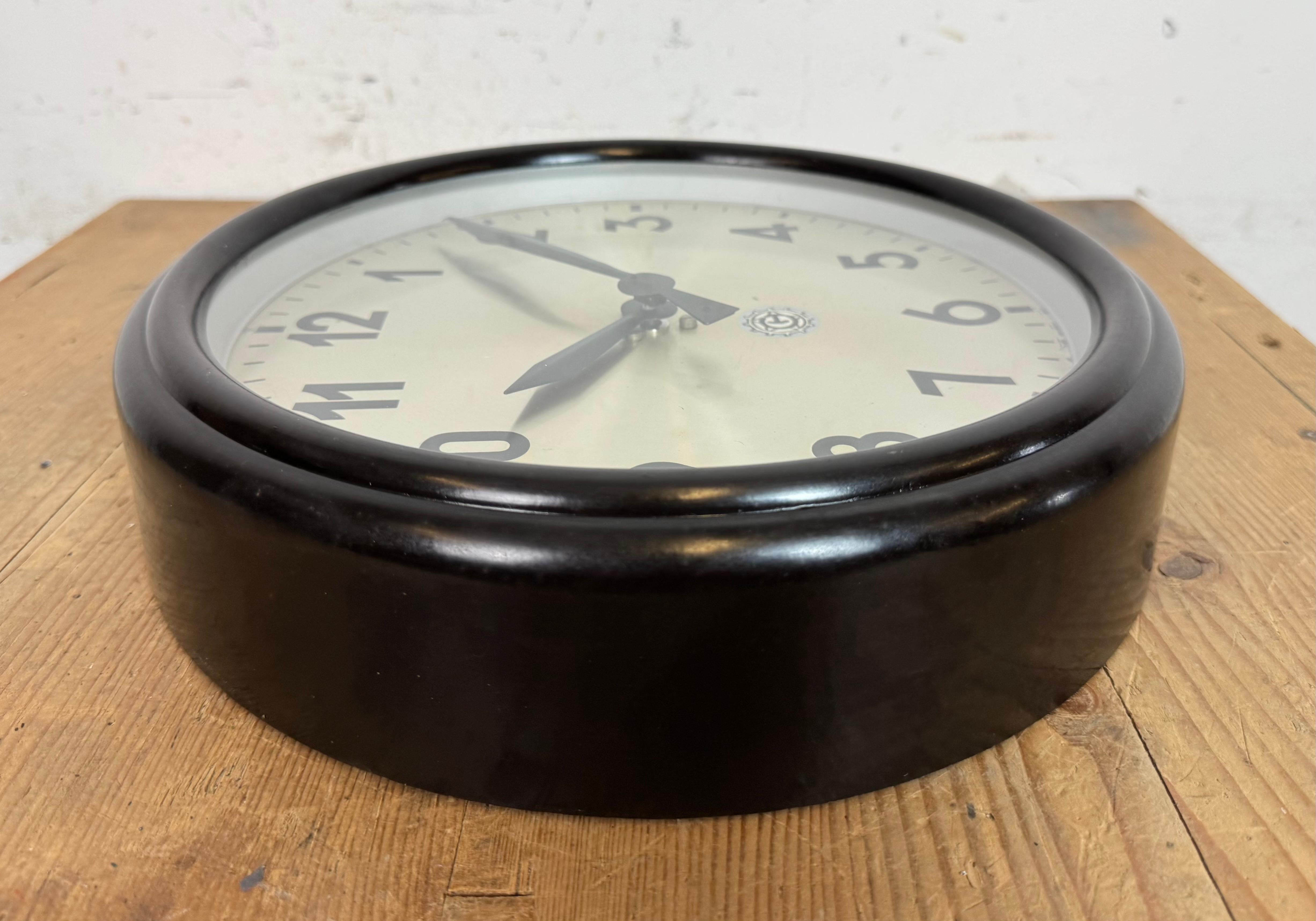 Reloj de pared industrial de fábrica de baquelita marrón de Chronotechna, años 60 en venta 7