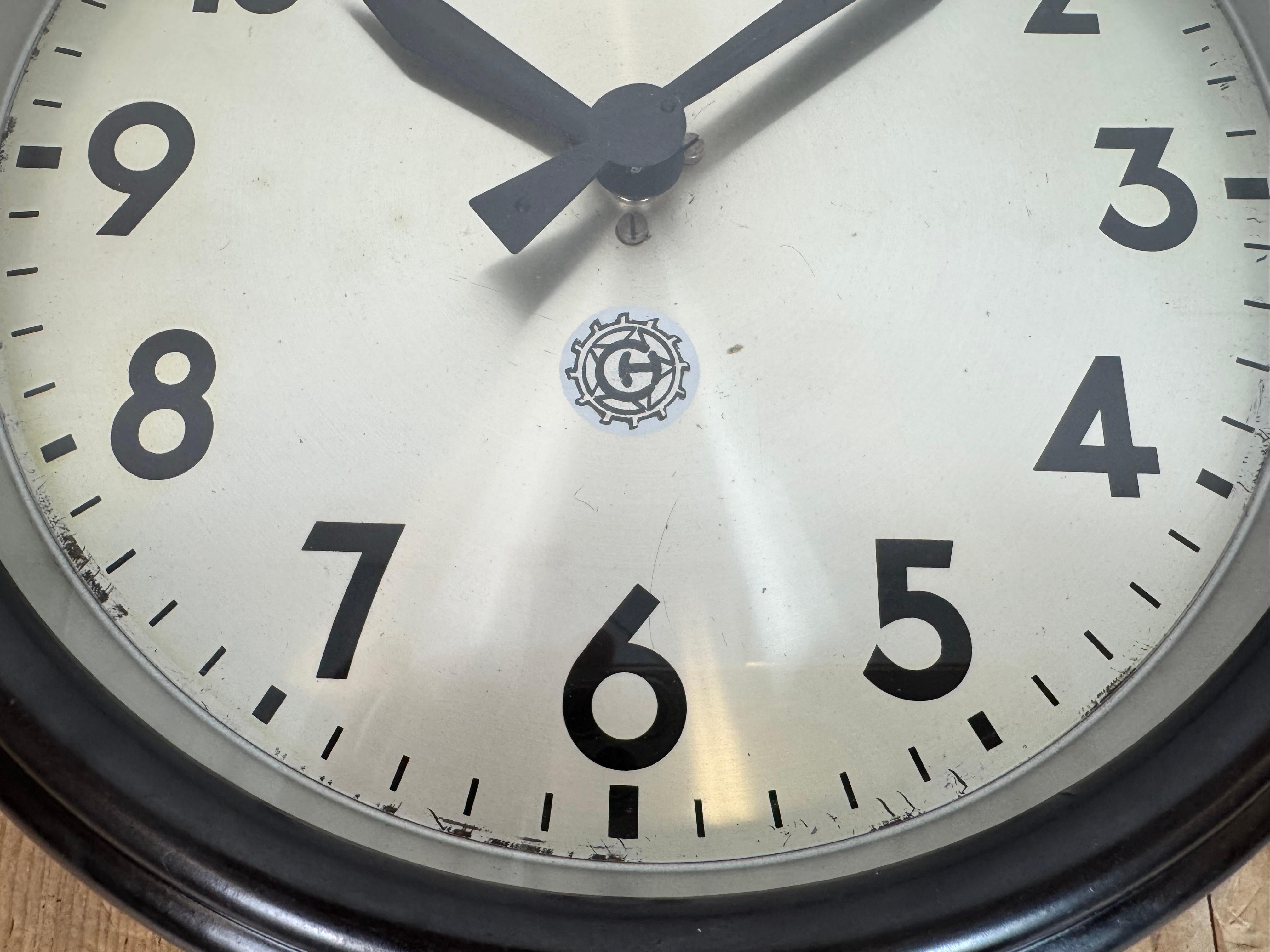 Reloj de pared industrial de fábrica de baquelita marrón de Chronotechna, años 60 en venta 8