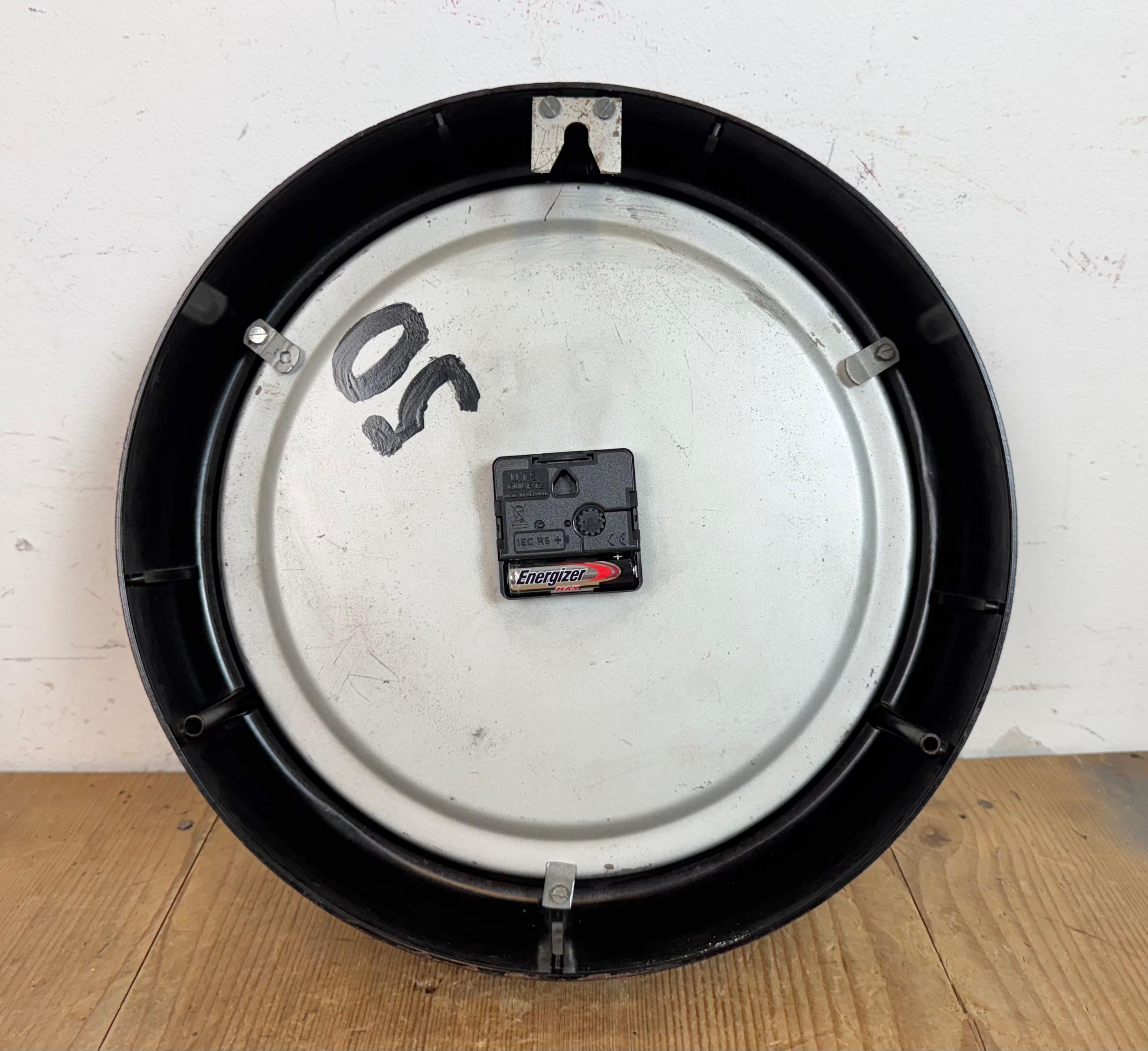 Reloj de pared industrial de fábrica de baquelita marrón de Chronotechna, años 60 en venta 9
