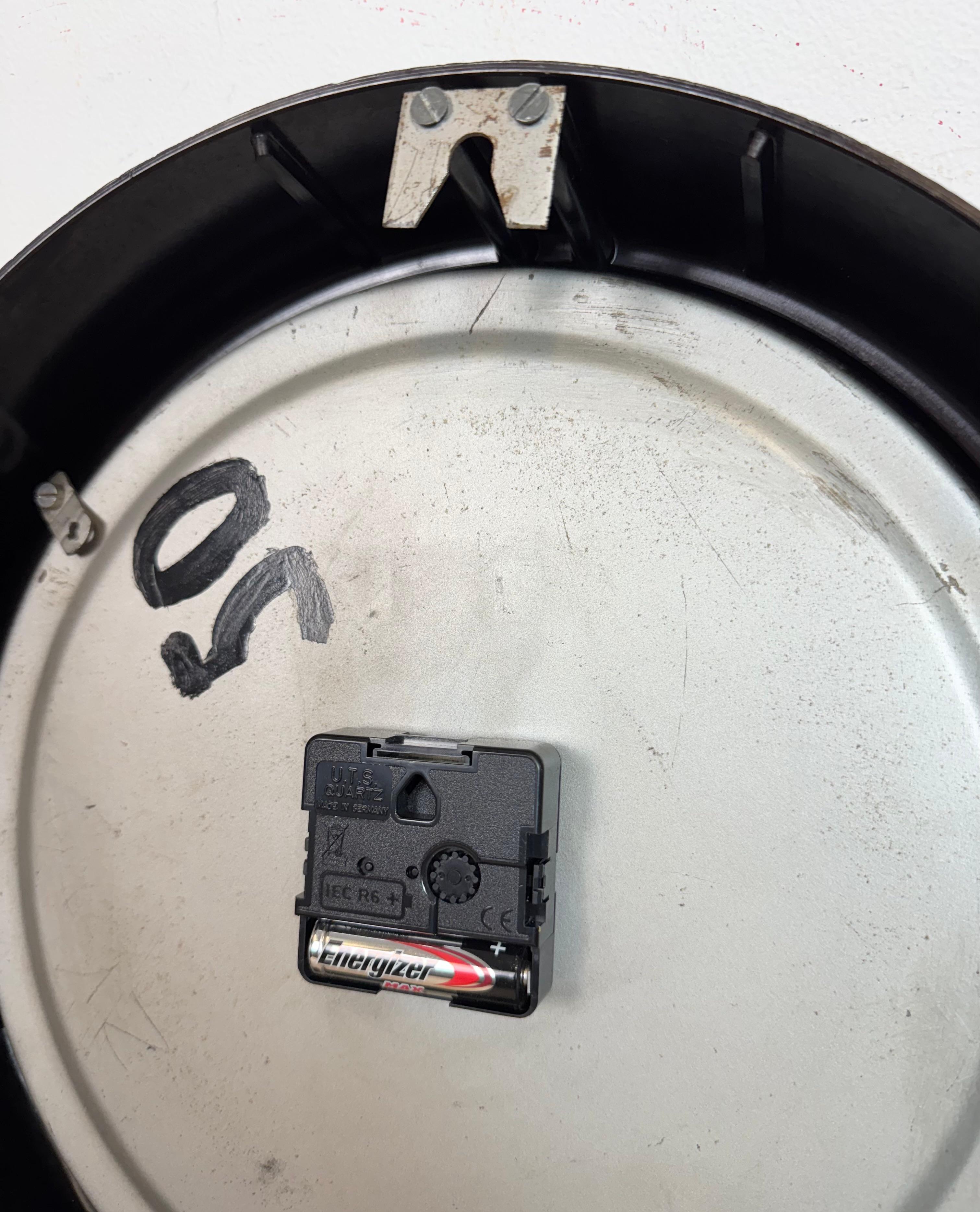 Reloj de pared industrial de fábrica de baquelita marrón de Chronotechna, años 60 en venta 10