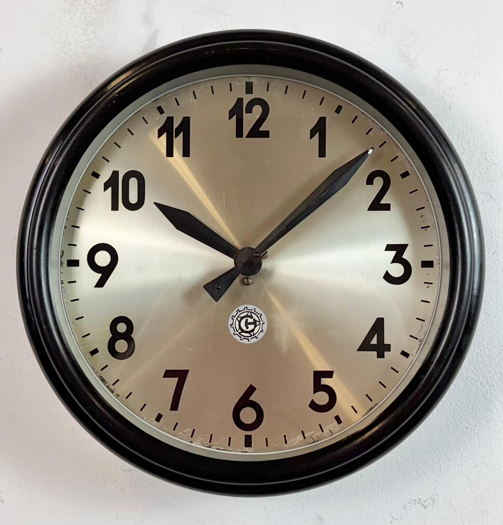 Reloj de pared industrial de fábrica de baquelita marrón de Chronotechna, años 60 Industrial en venta