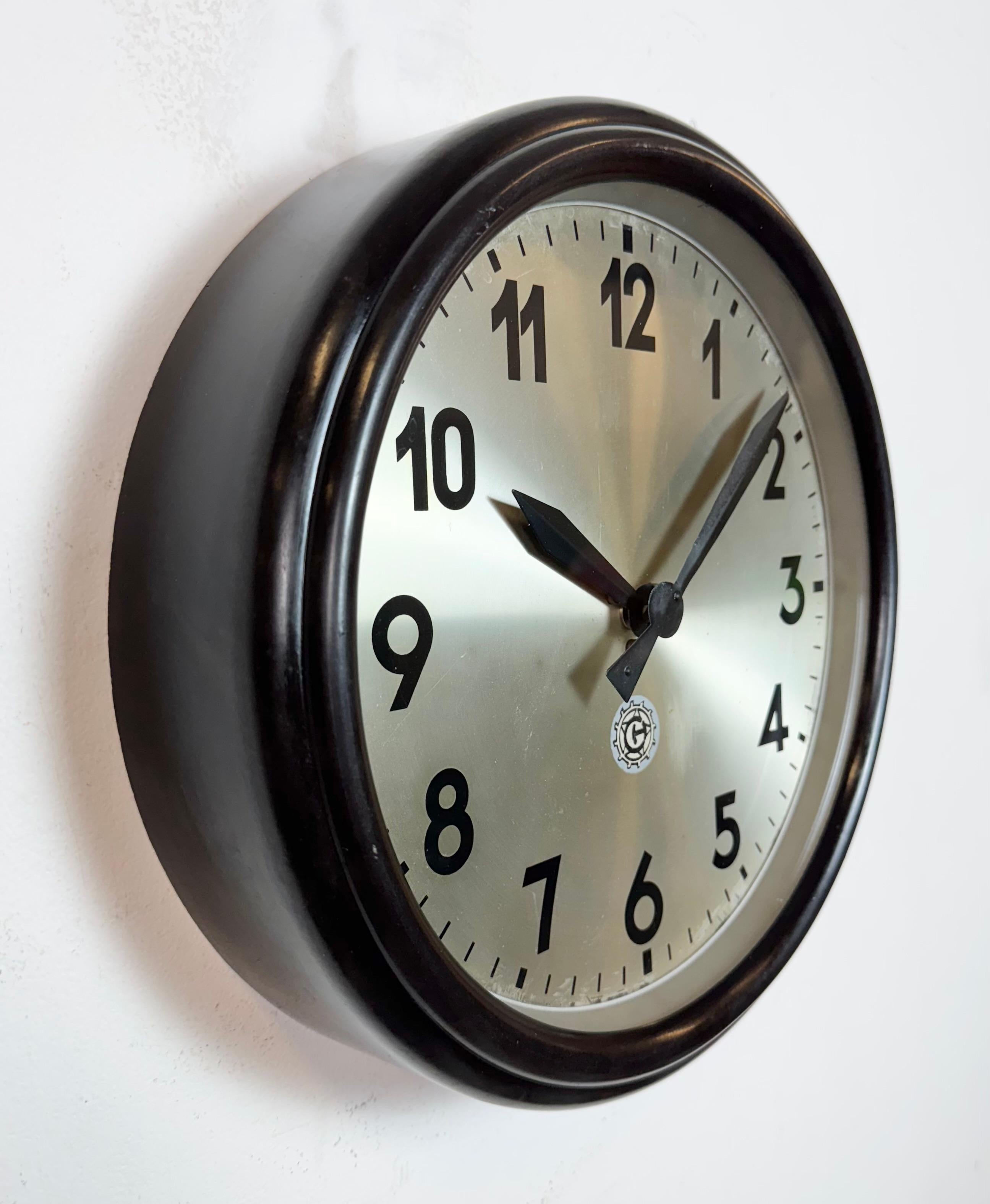 Reloj de pared industrial de fábrica de baquelita marrón de Chronotechna, años 60 en Bueno estado para la venta en Kojetice, CZ