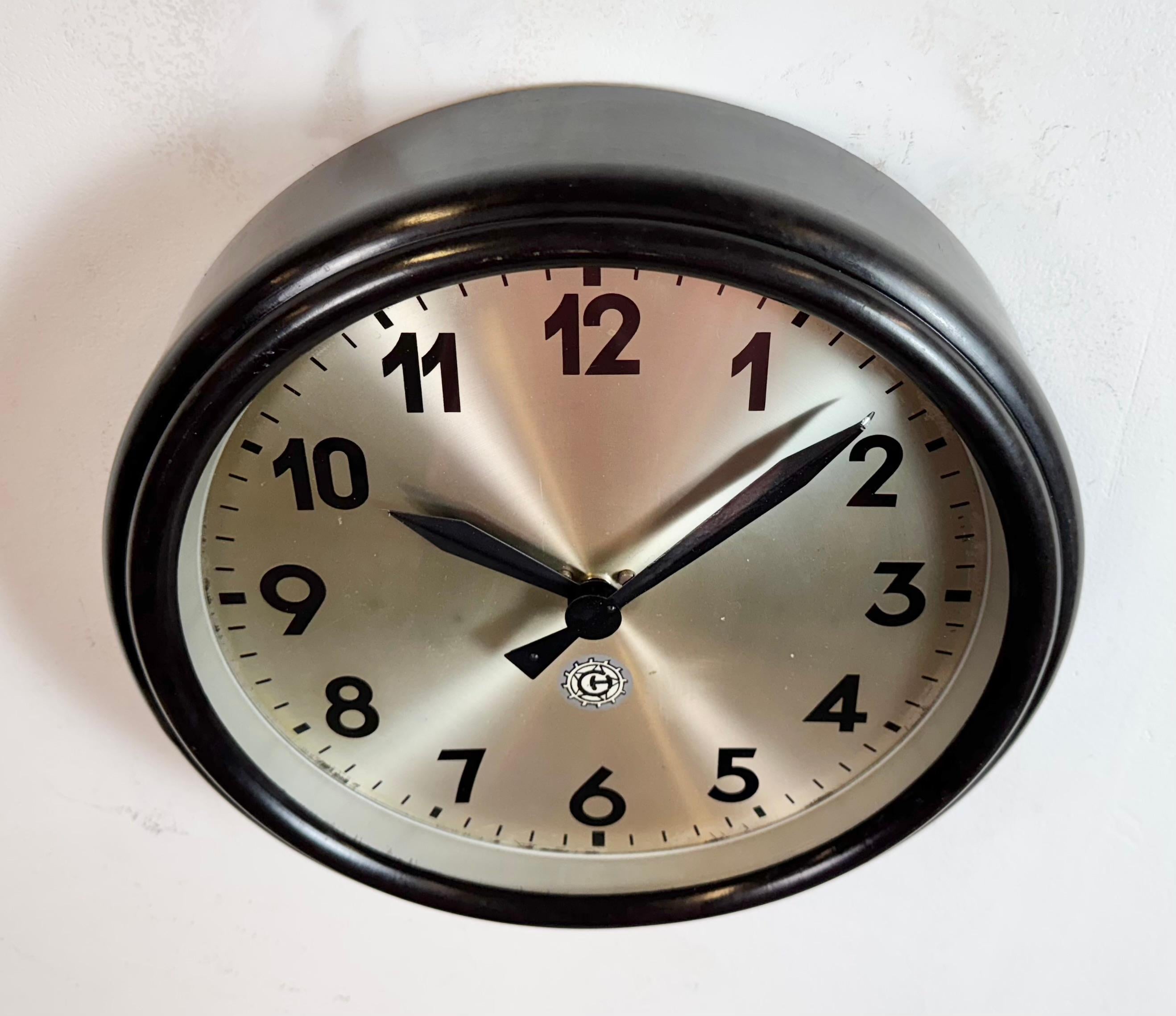 Reloj de pared industrial de fábrica de baquelita marrón de Chronotechna, años 60 siglo XX en venta