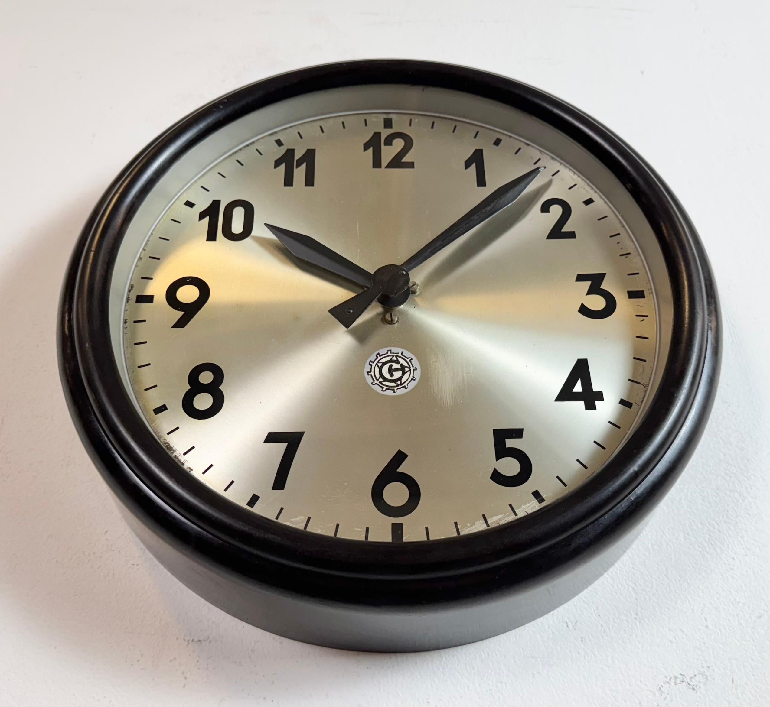 Reloj de pared industrial de fábrica de baquelita marrón de Chronotechna, años 60 Vidrio en venta