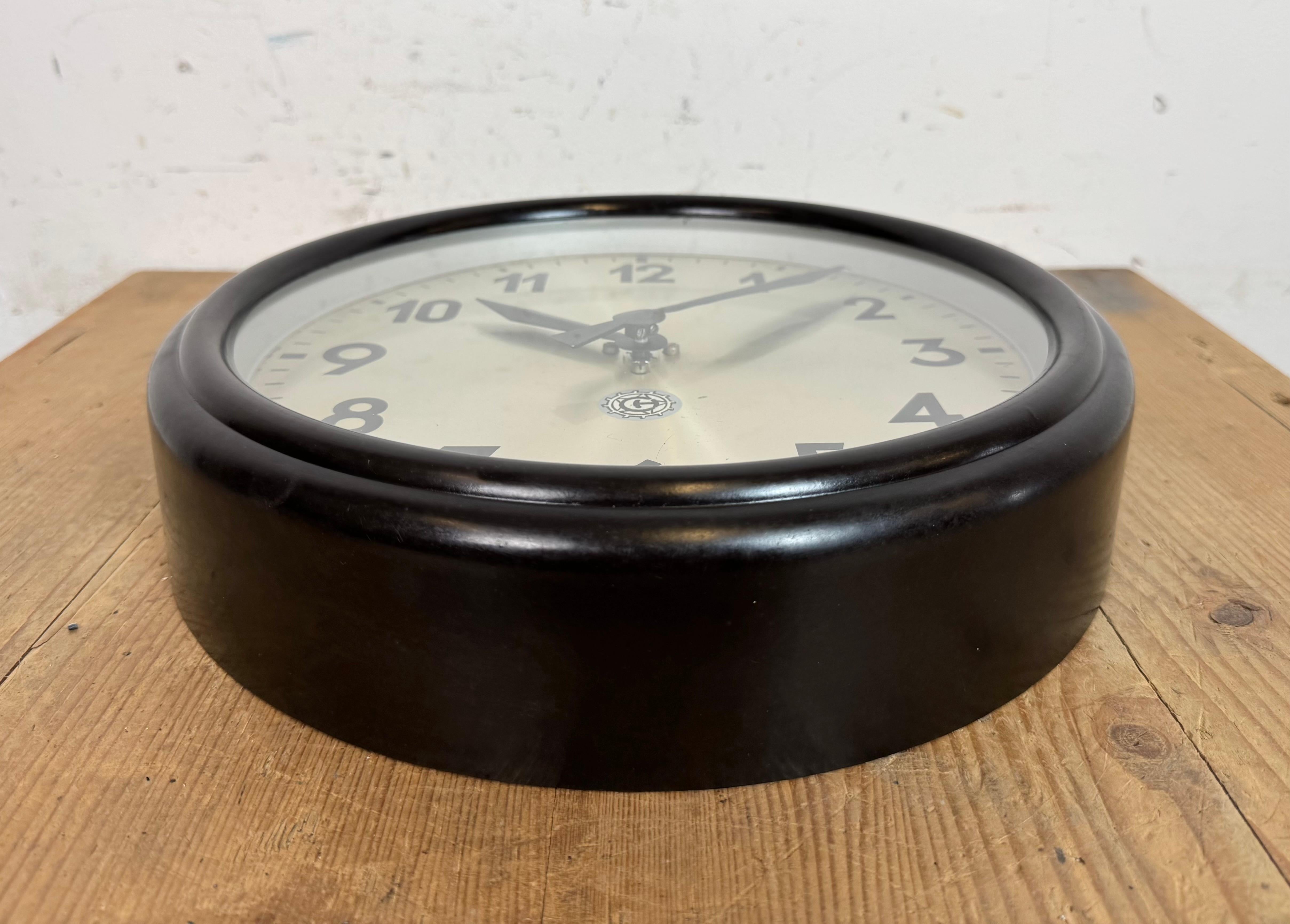 Reloj de pared industrial de fábrica de baquelita marrón de Chronotechna, años 60 en venta 1
