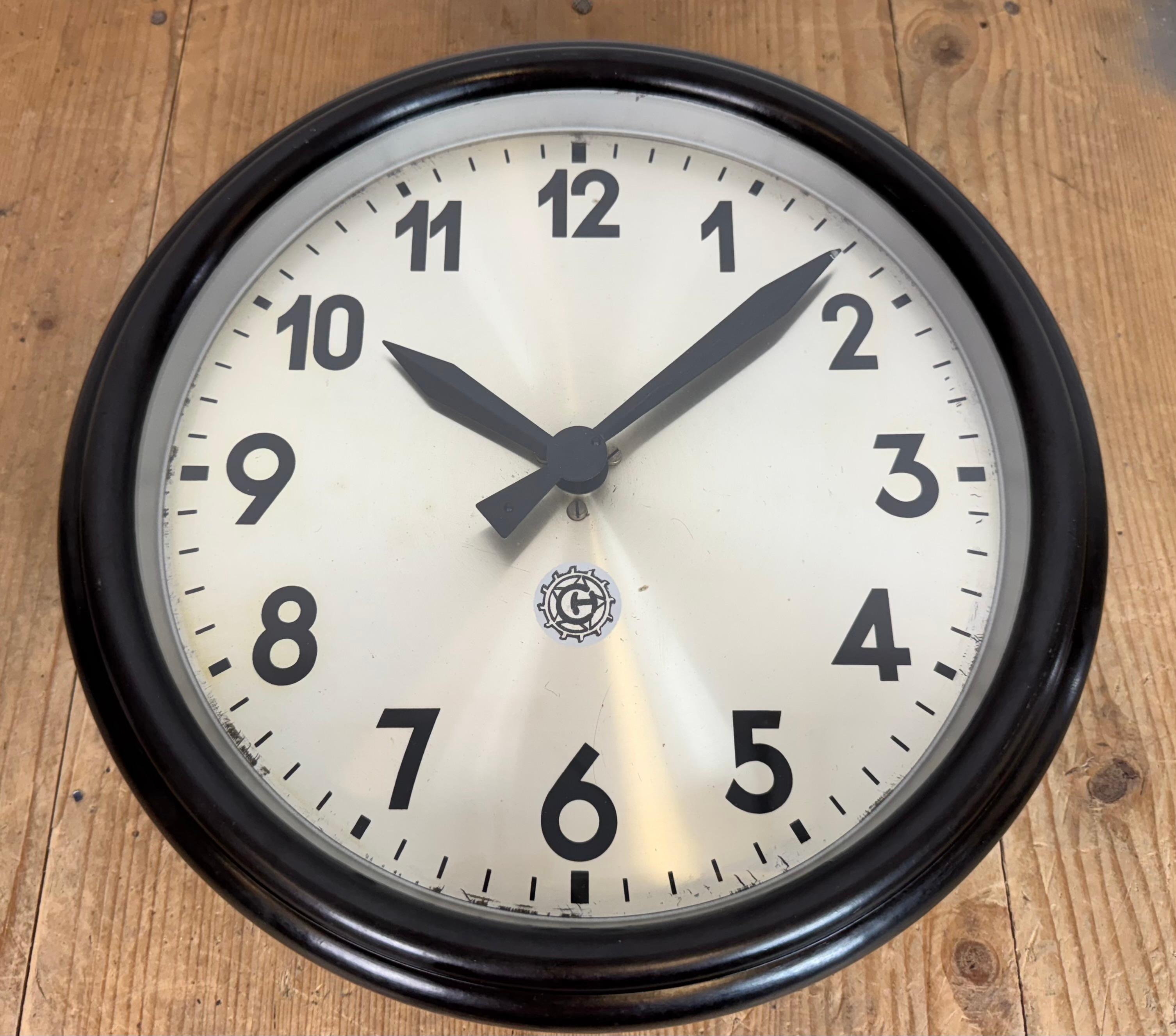 Reloj de pared industrial de fábrica de baquelita marrón de Chronotechna, años 60 en venta 2