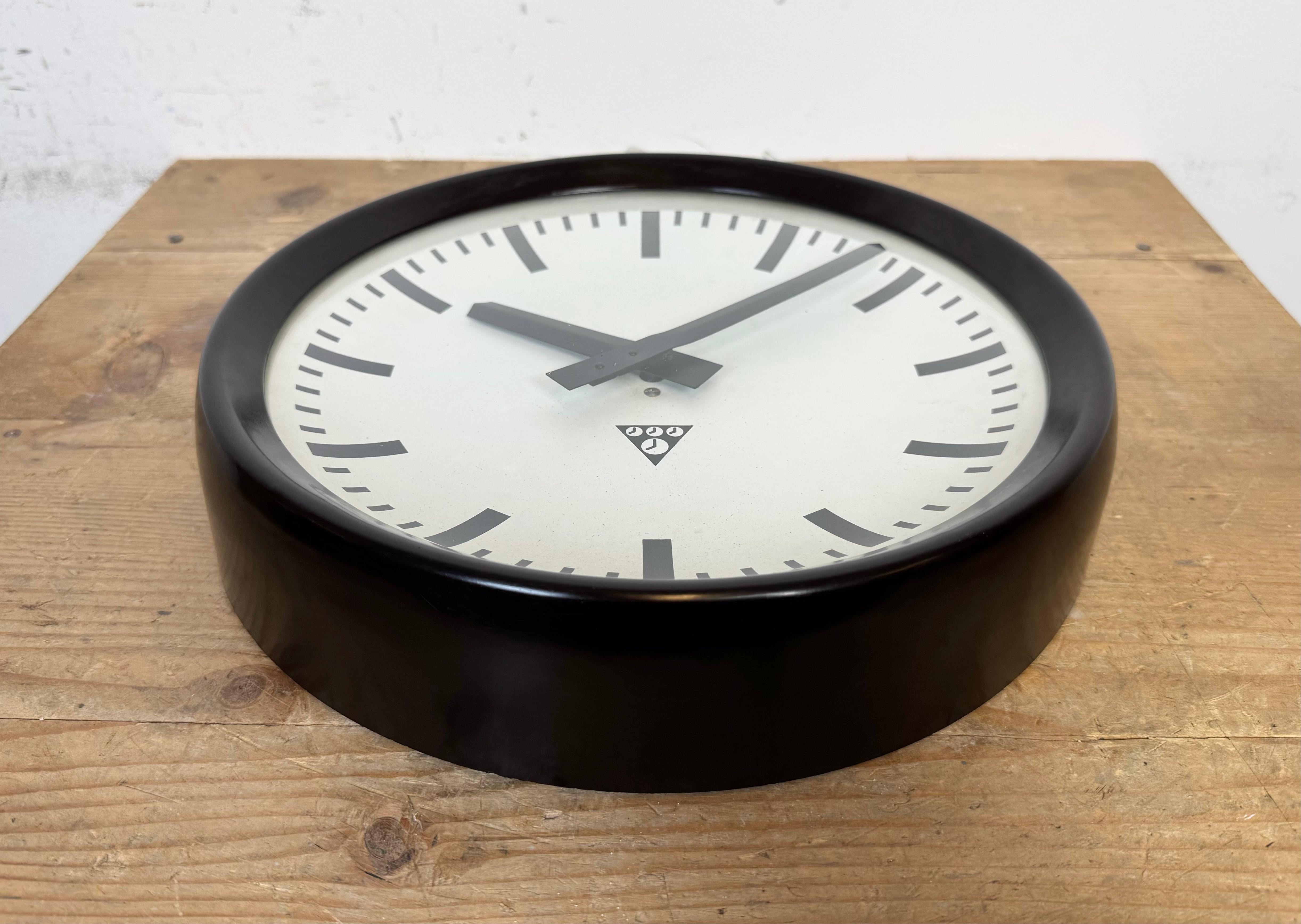 Industrial Brown Bakelite Factory Wall Clock from Pragotron, 1960s For Sale 4