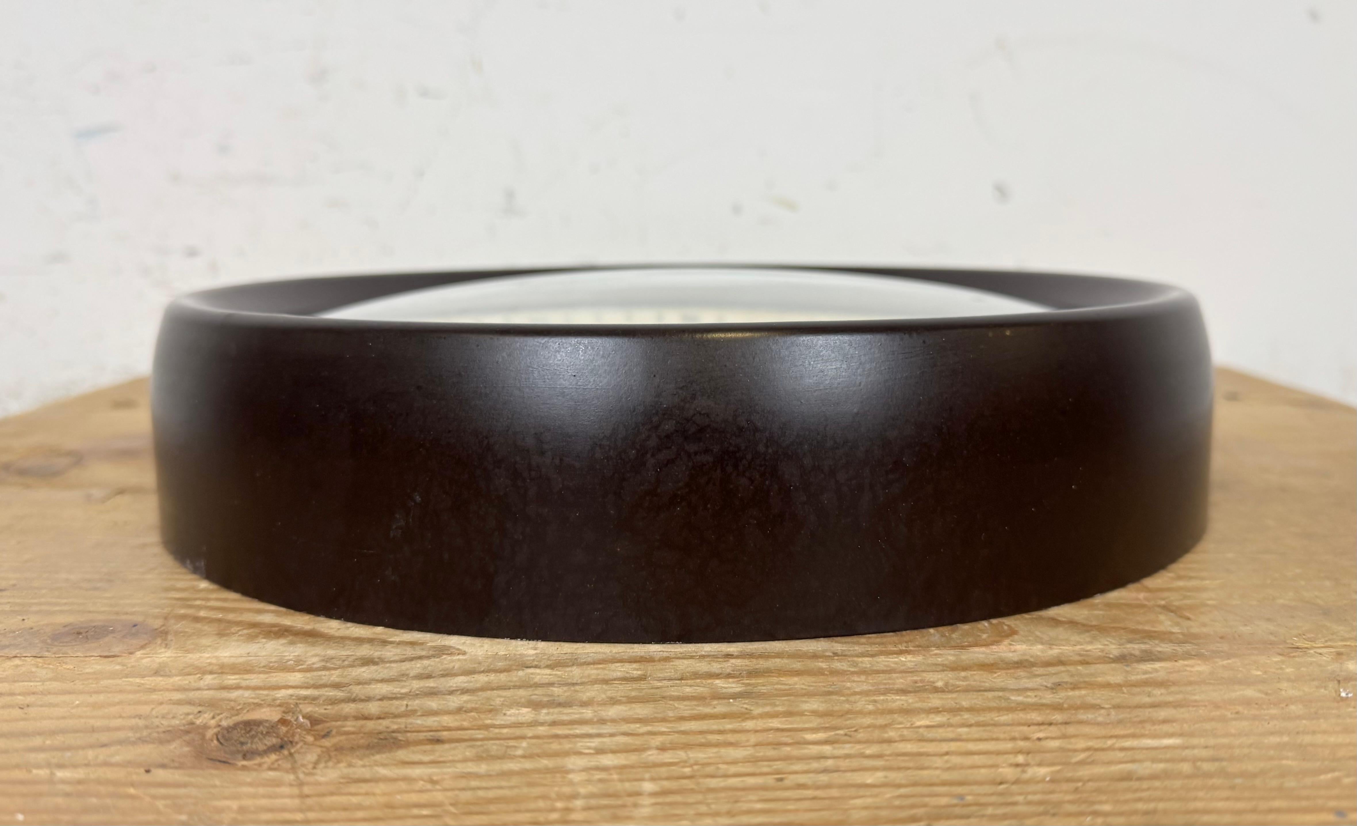 Reloj de pared industrial de fábrica de baquelita marrón de Pragotron, años 60 en venta 3