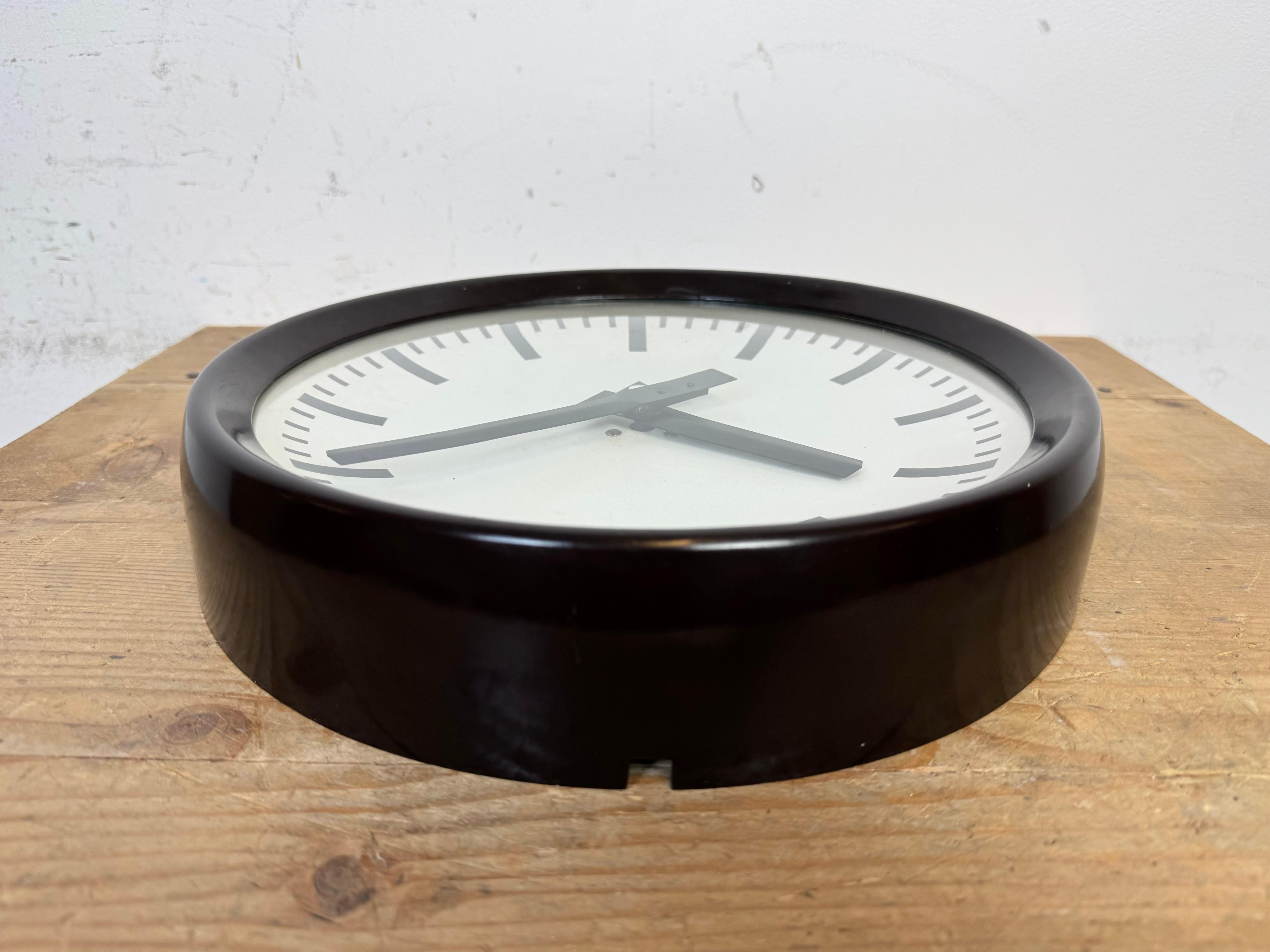 Industrial Brown Bakelite Factory Wall Clock from Pragotron, 1960s For Sale 5