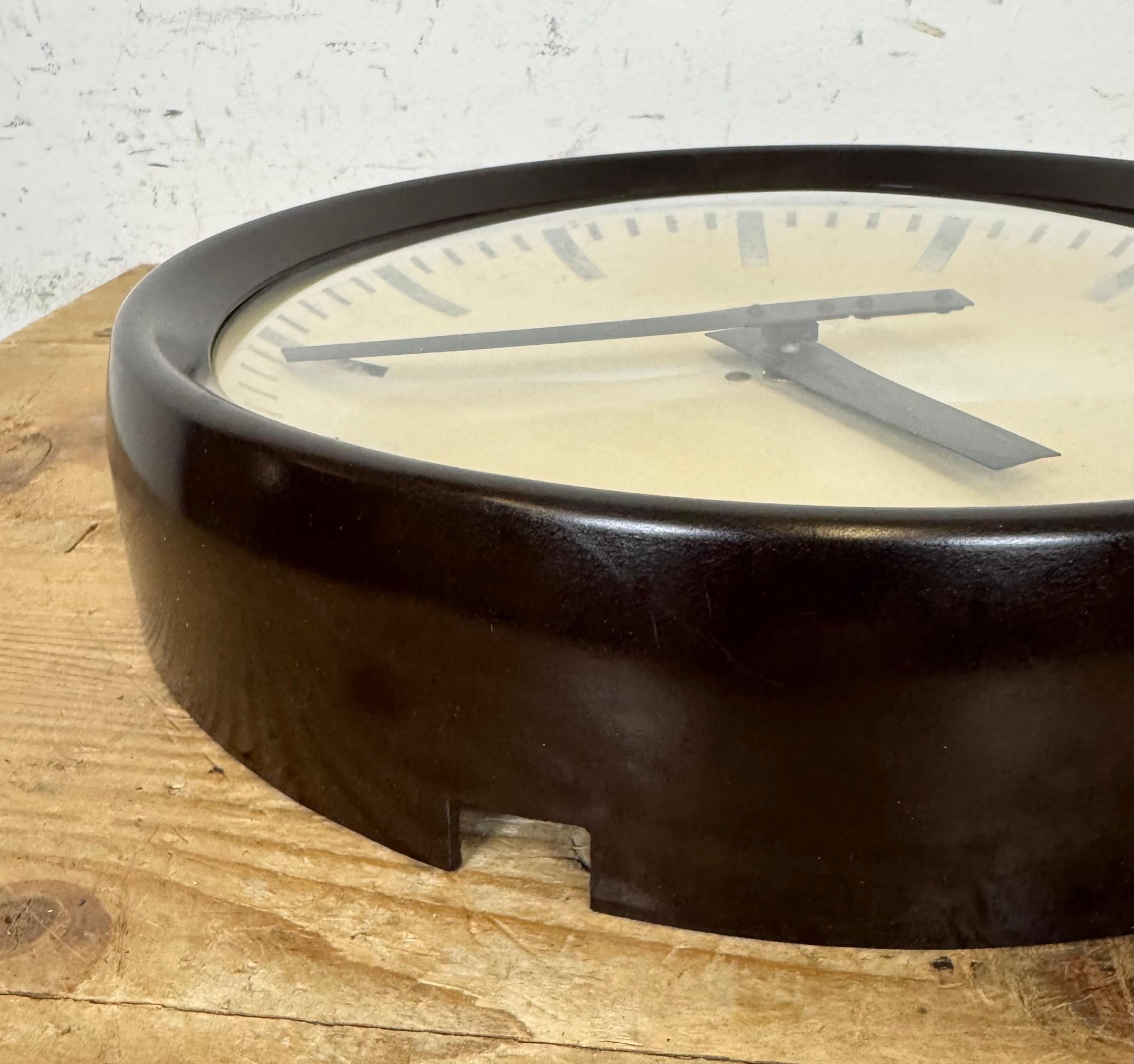 Reloj de pared industrial de fábrica de baquelita marrón de Pragotron, años 60 en venta 4