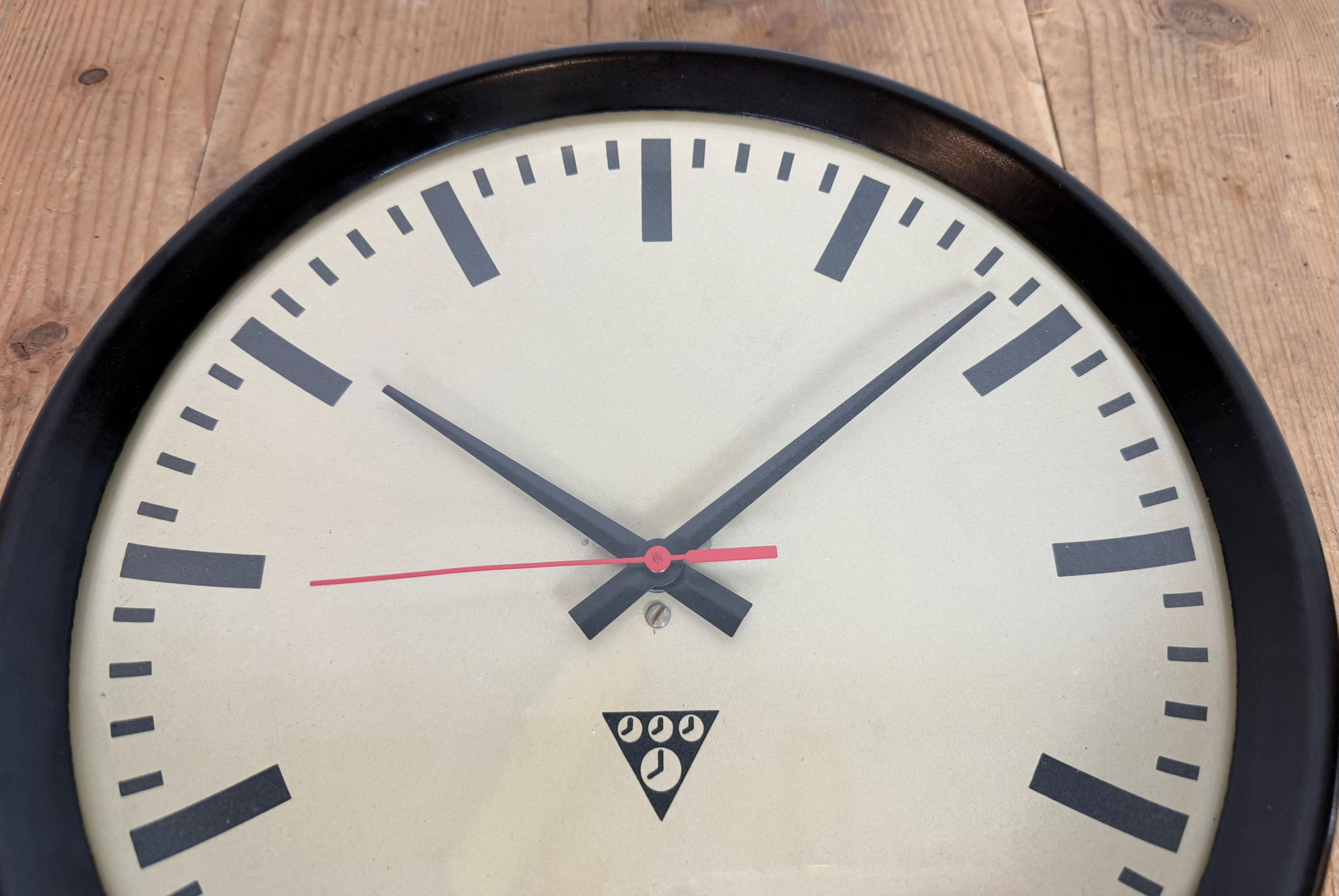 Industrial Brown Bakelite Factory Wall Clock from Pragotron, 1960s For Sale 5