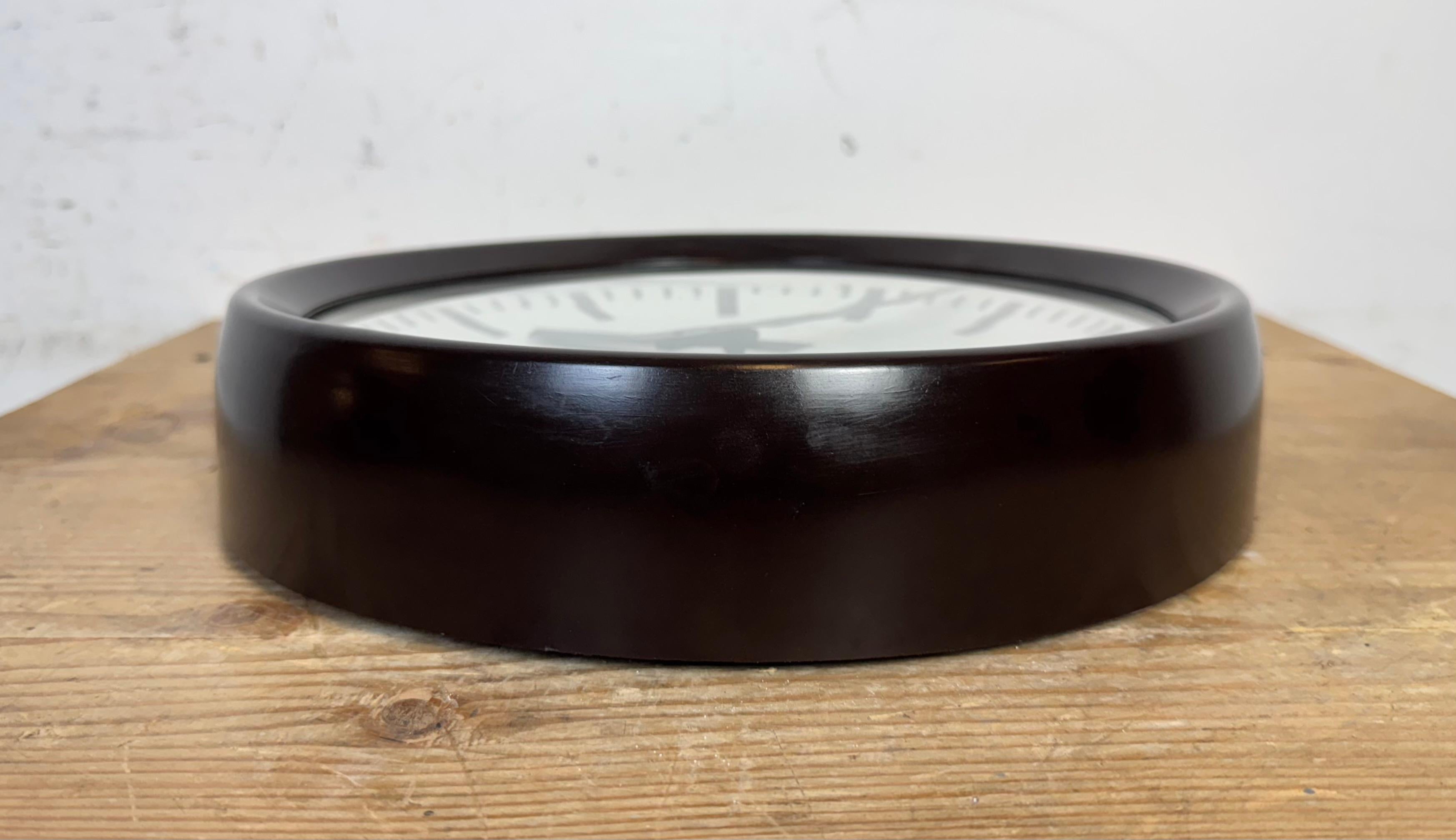 Industrial Brown Bakelite Factory Wall Clock from Pragotron, 1960s For Sale 6
