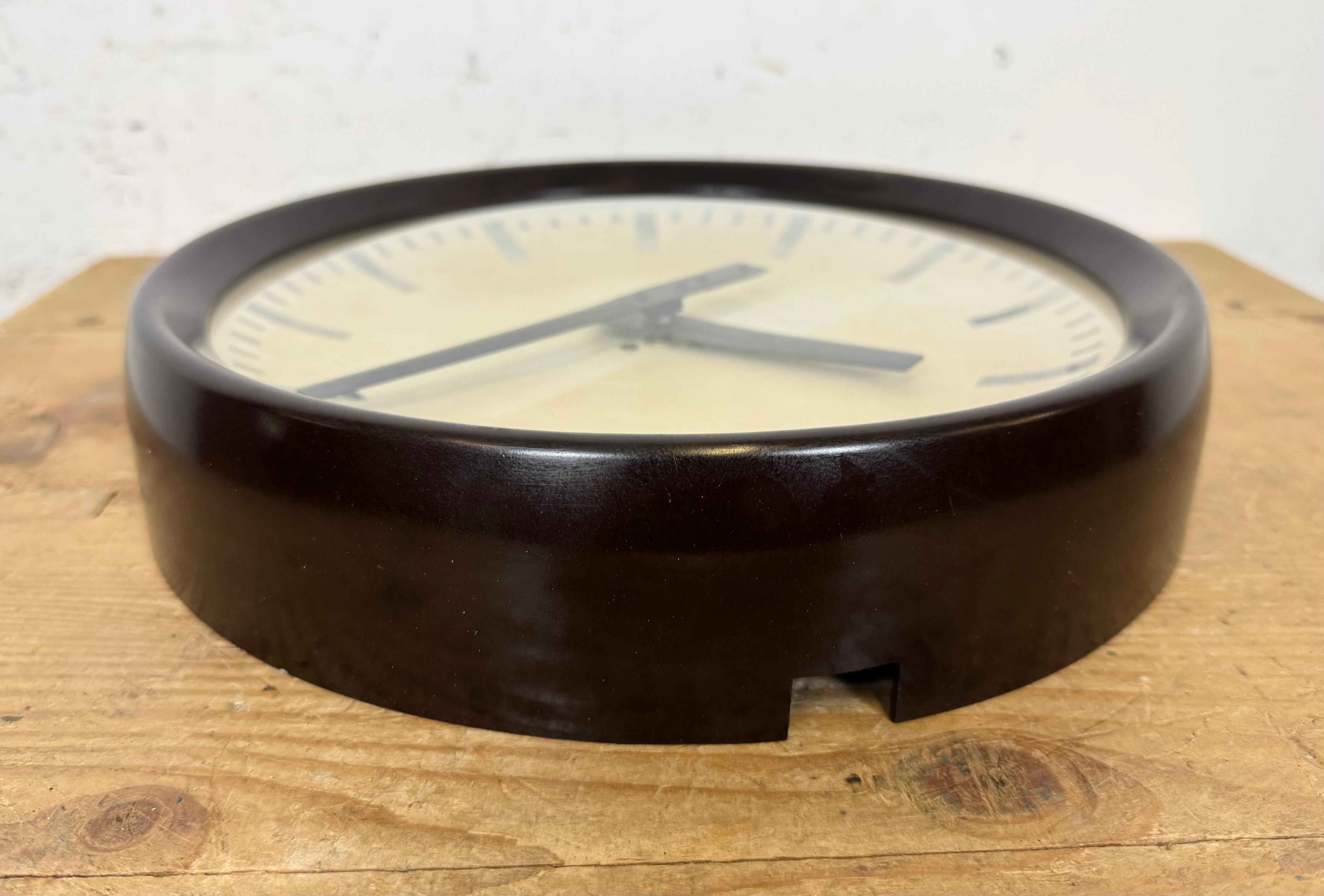 Reloj de pared industrial de fábrica de baquelita marrón de Pragotron, años 60 en venta 5