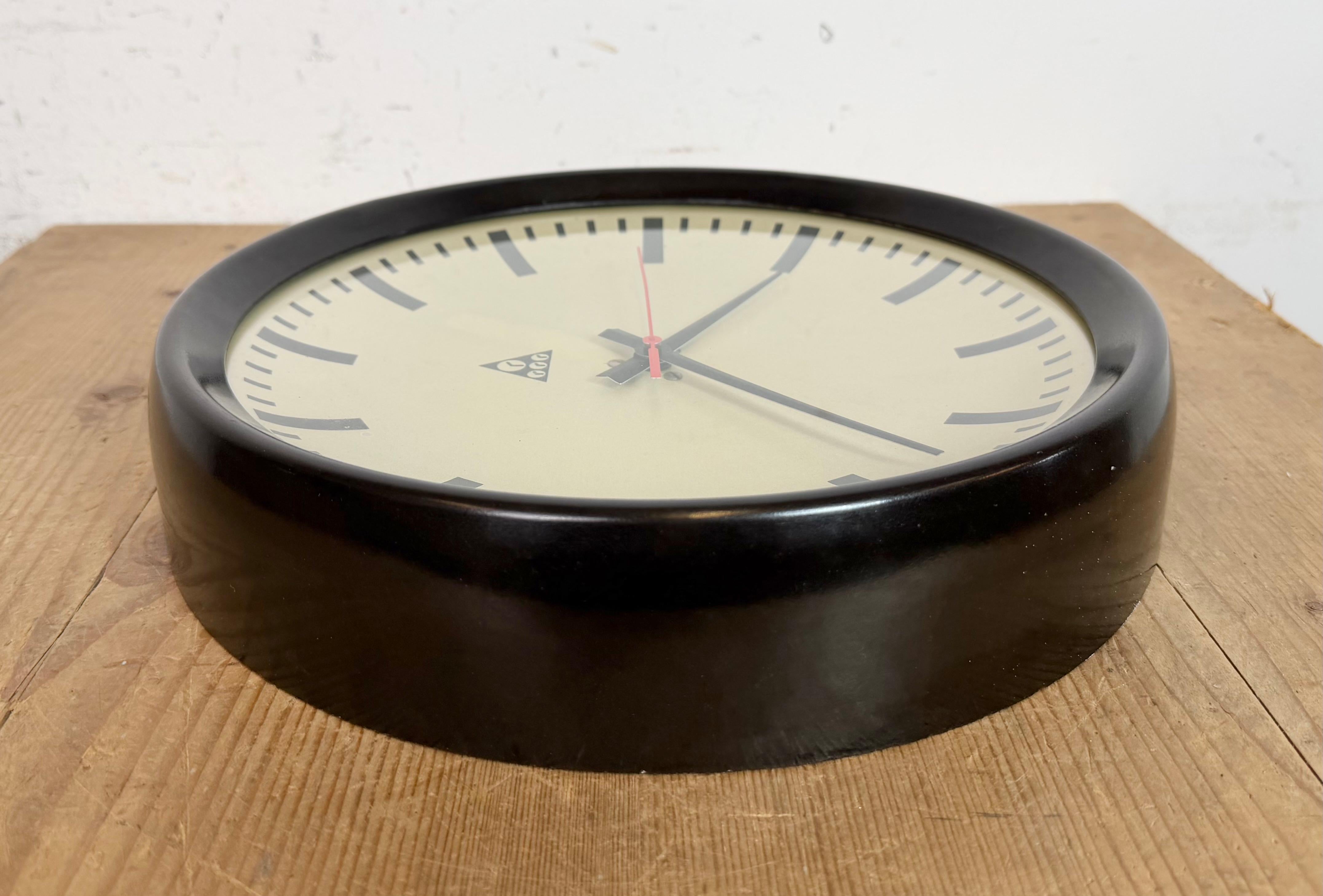 Industrial Brown Bakelite Factory Wall Clock from Pragotron, 1960s For Sale 6