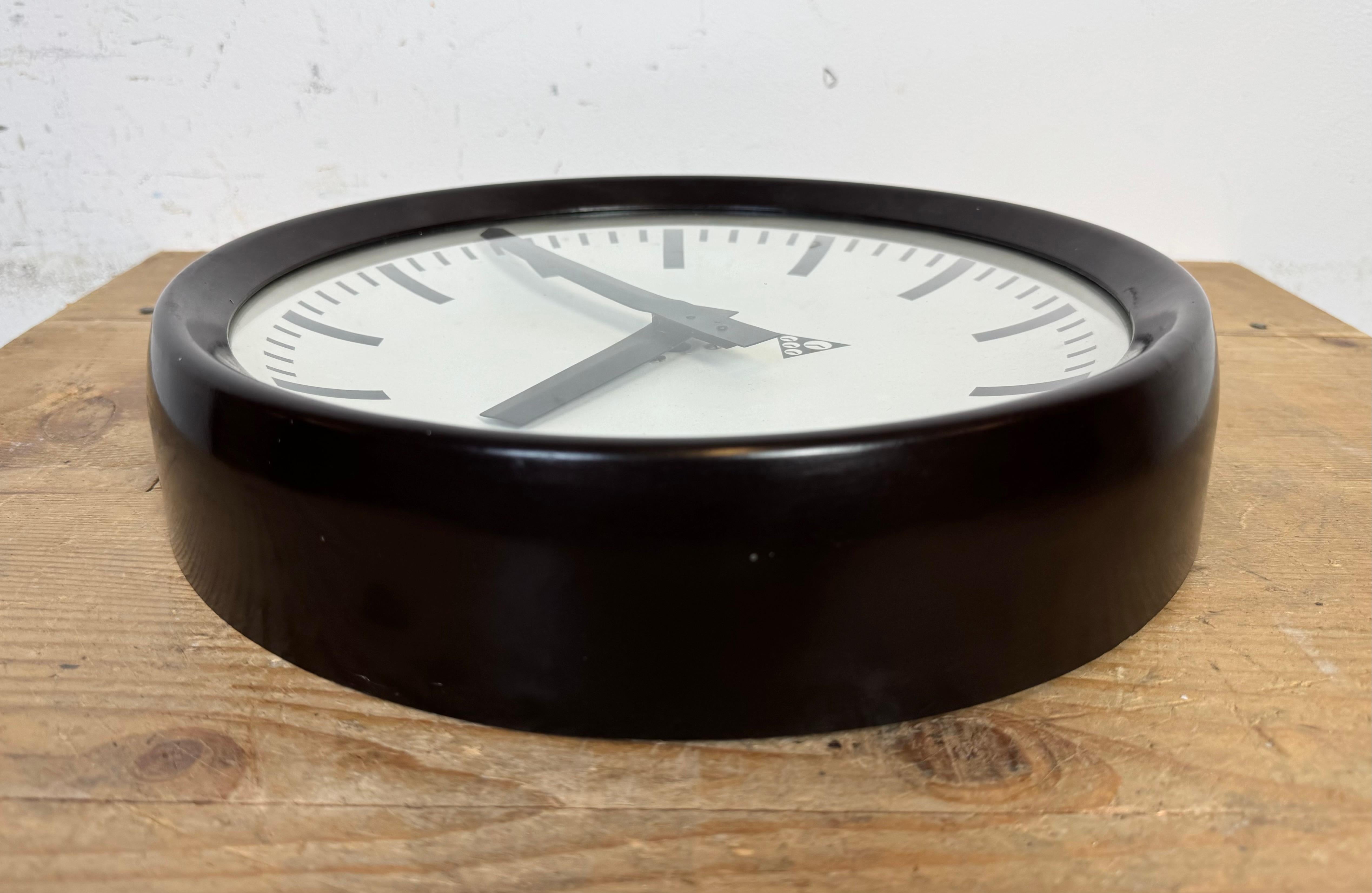 Industrial Brown Bakelite Factory Wall Clock from Pragotron, 1960s For Sale 7