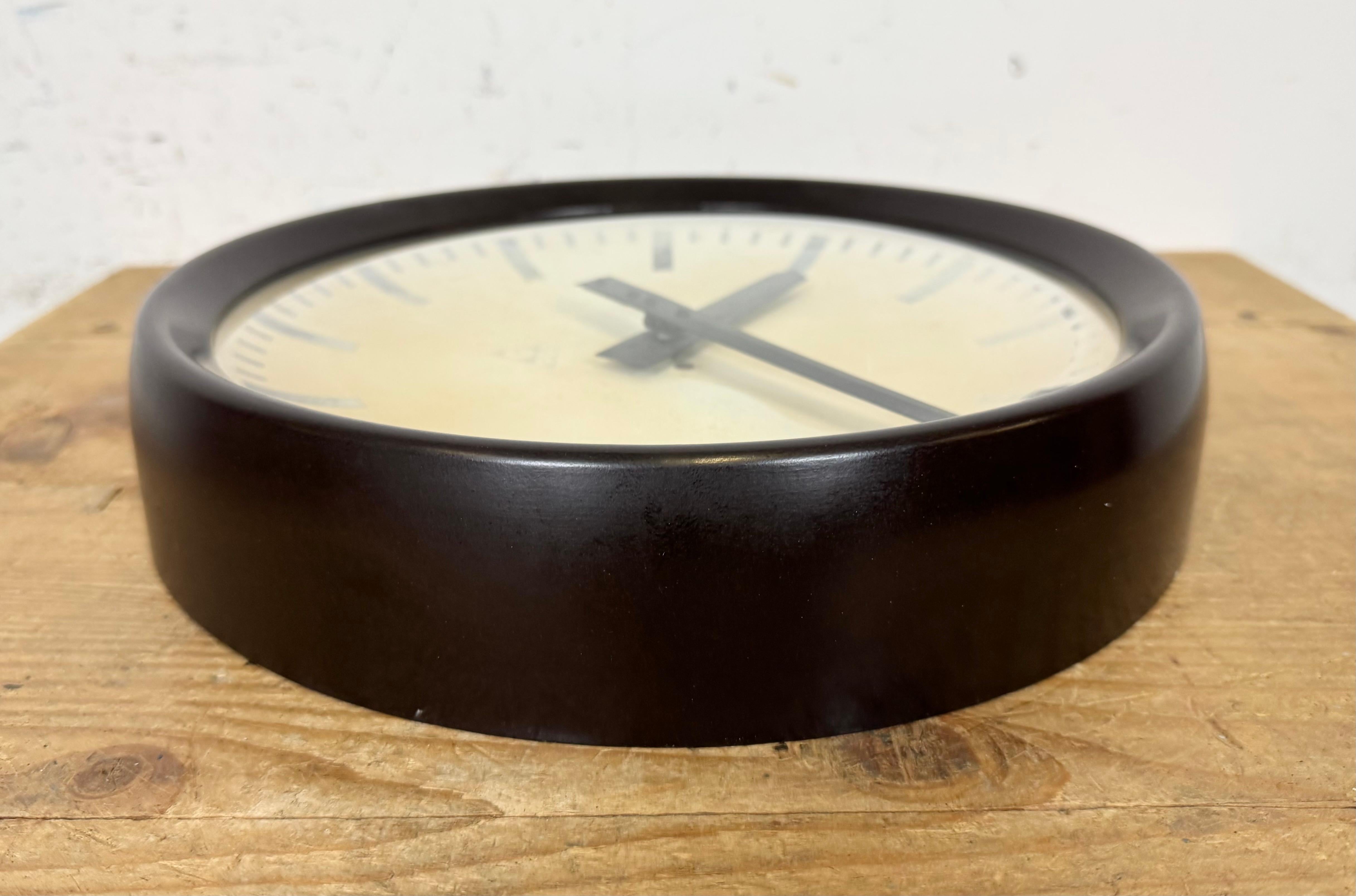 Reloj de pared industrial de fábrica de baquelita marrón de Pragotron, años 60 en venta 6