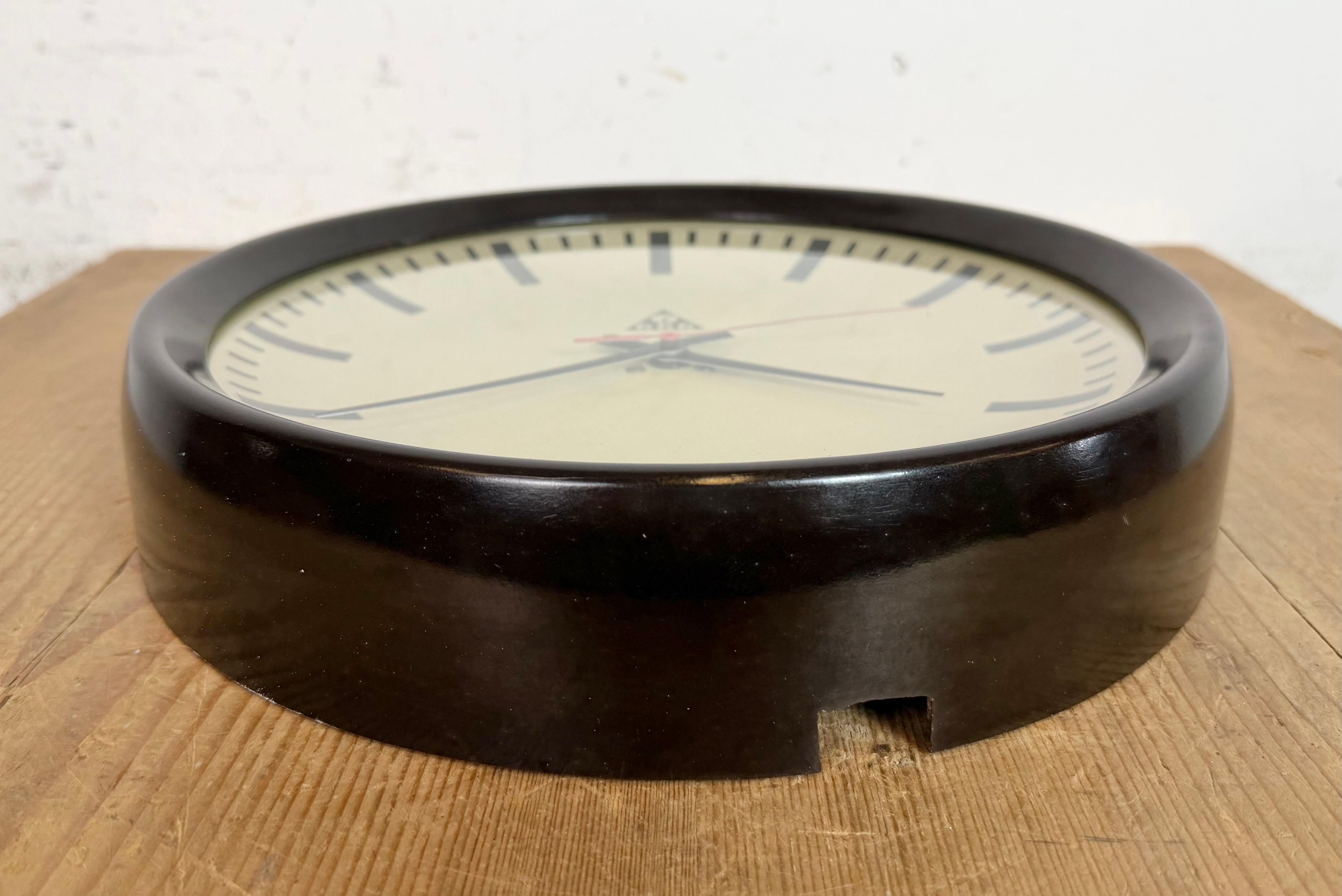 Industrial Brown Bakelite Factory Wall Clock from Pragotron, 1960s For Sale 7