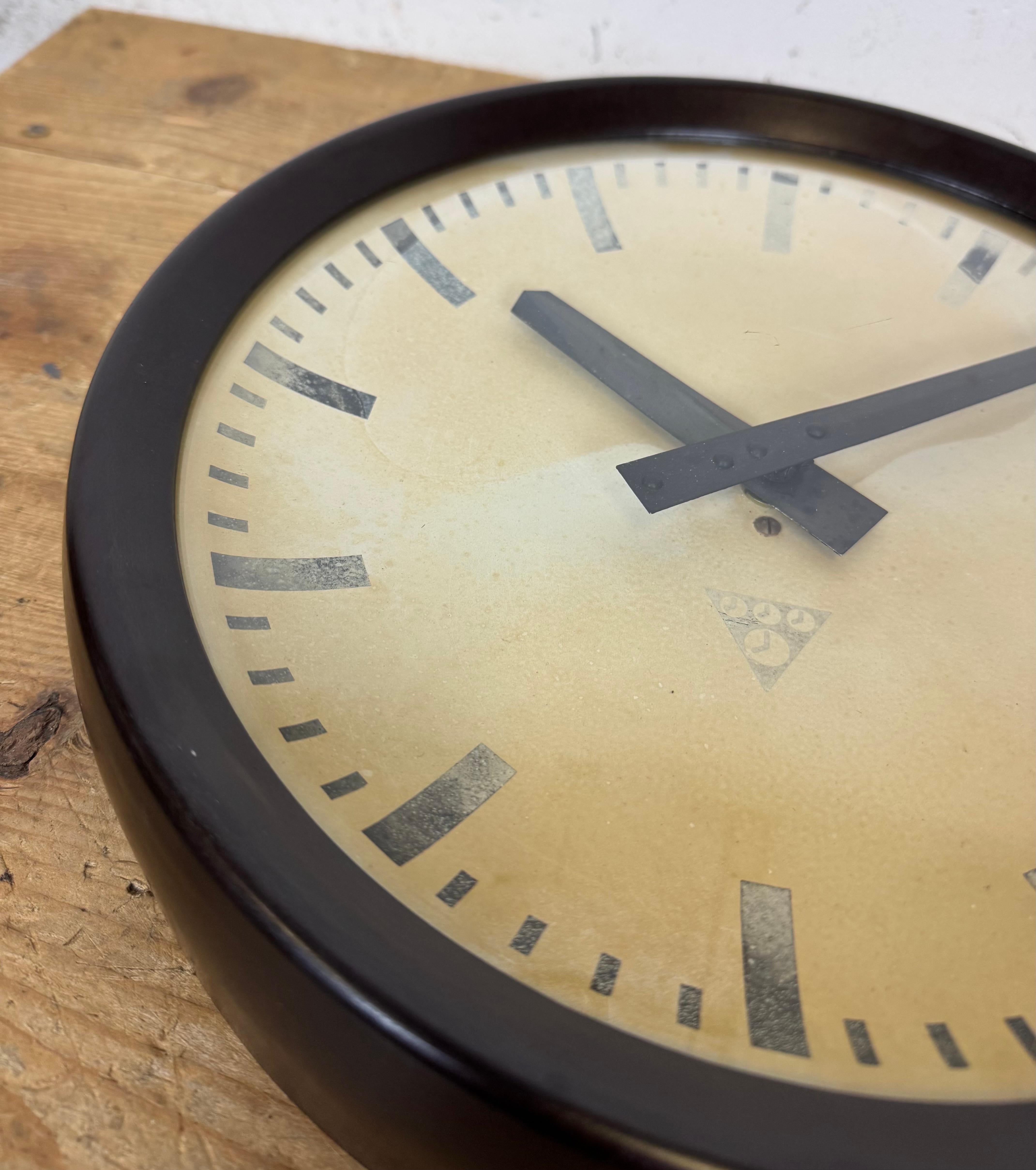Reloj de pared industrial de fábrica de baquelita marrón de Pragotron, años 60 en venta 7