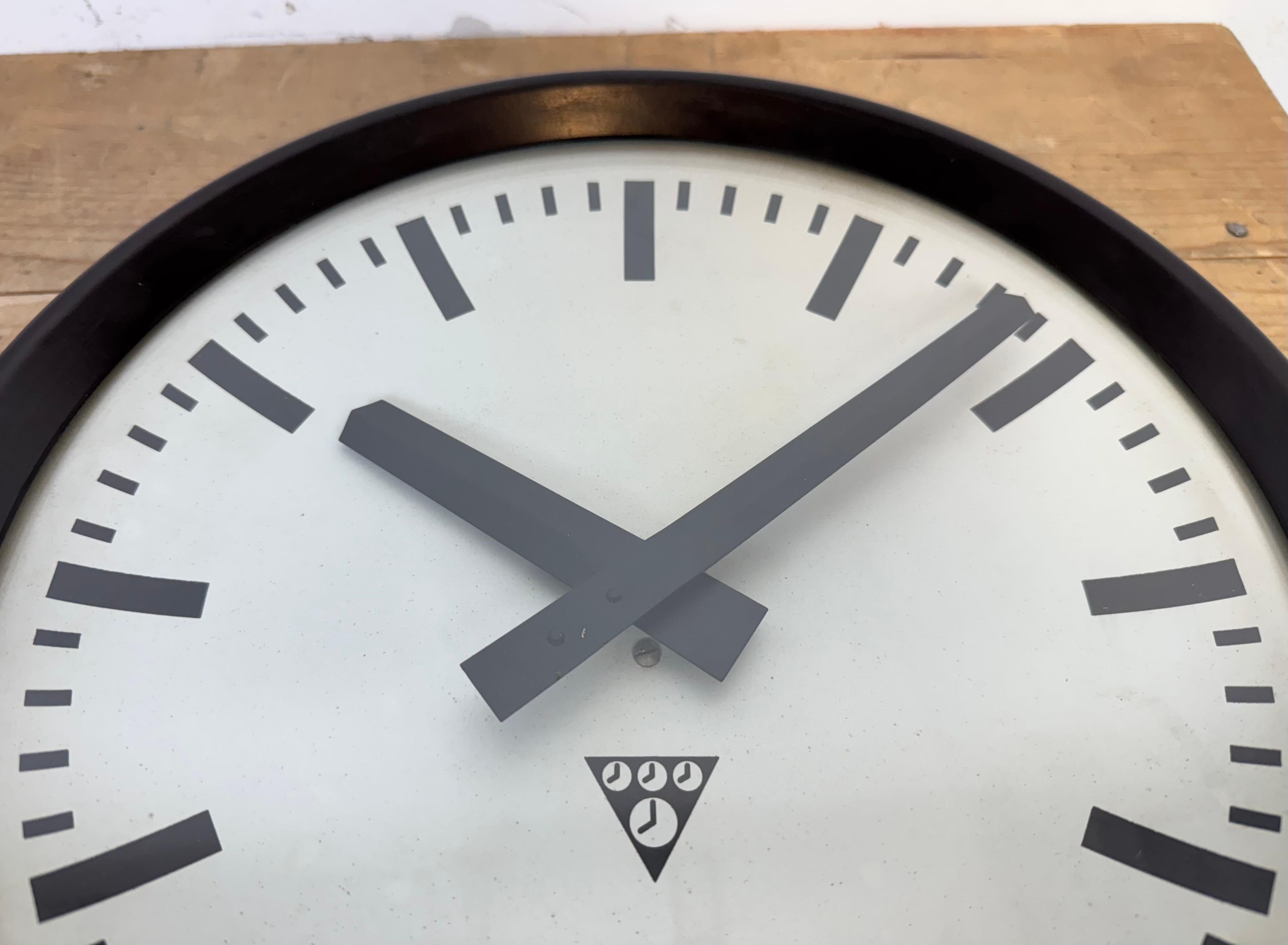 Industrial Brown Bakelite Factory Wall Clock from Pragotron, 1960s For Sale 9