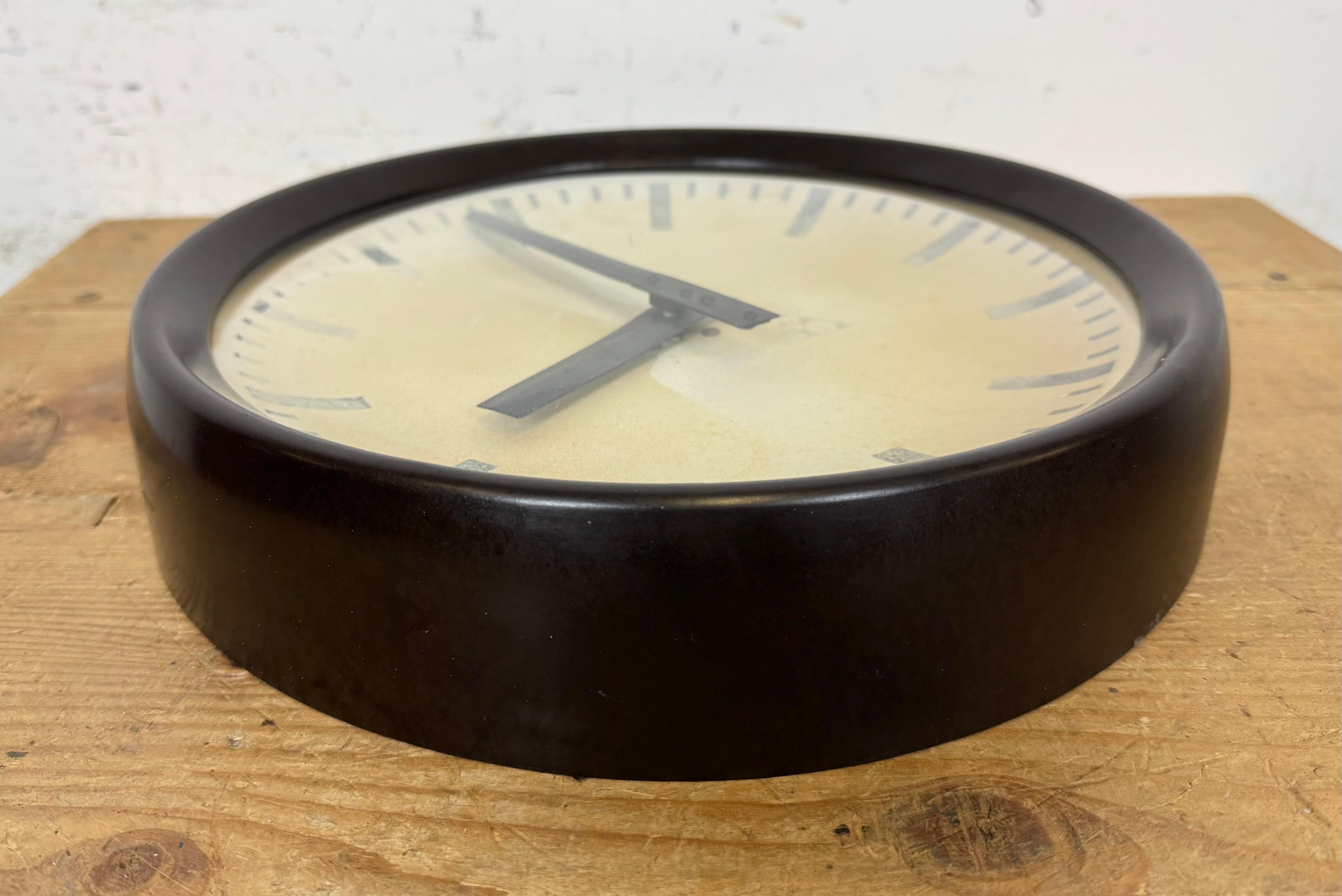 Reloj de pared industrial de fábrica de baquelita marrón de Pragotron, años 60 en venta 9