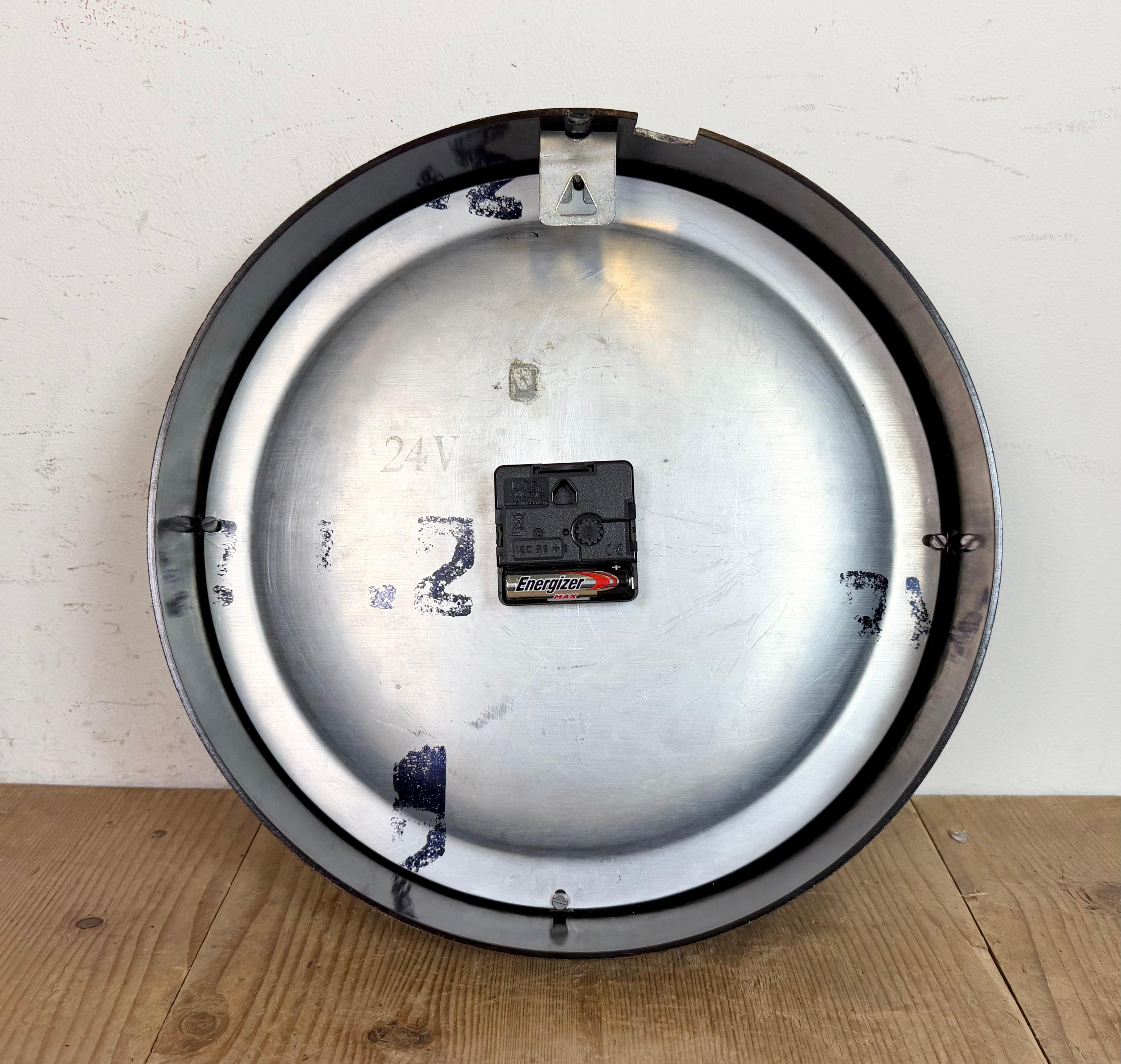 Industrial Brown Bakelite Factory Wall Clock from Pragotron, 1960s For Sale 10