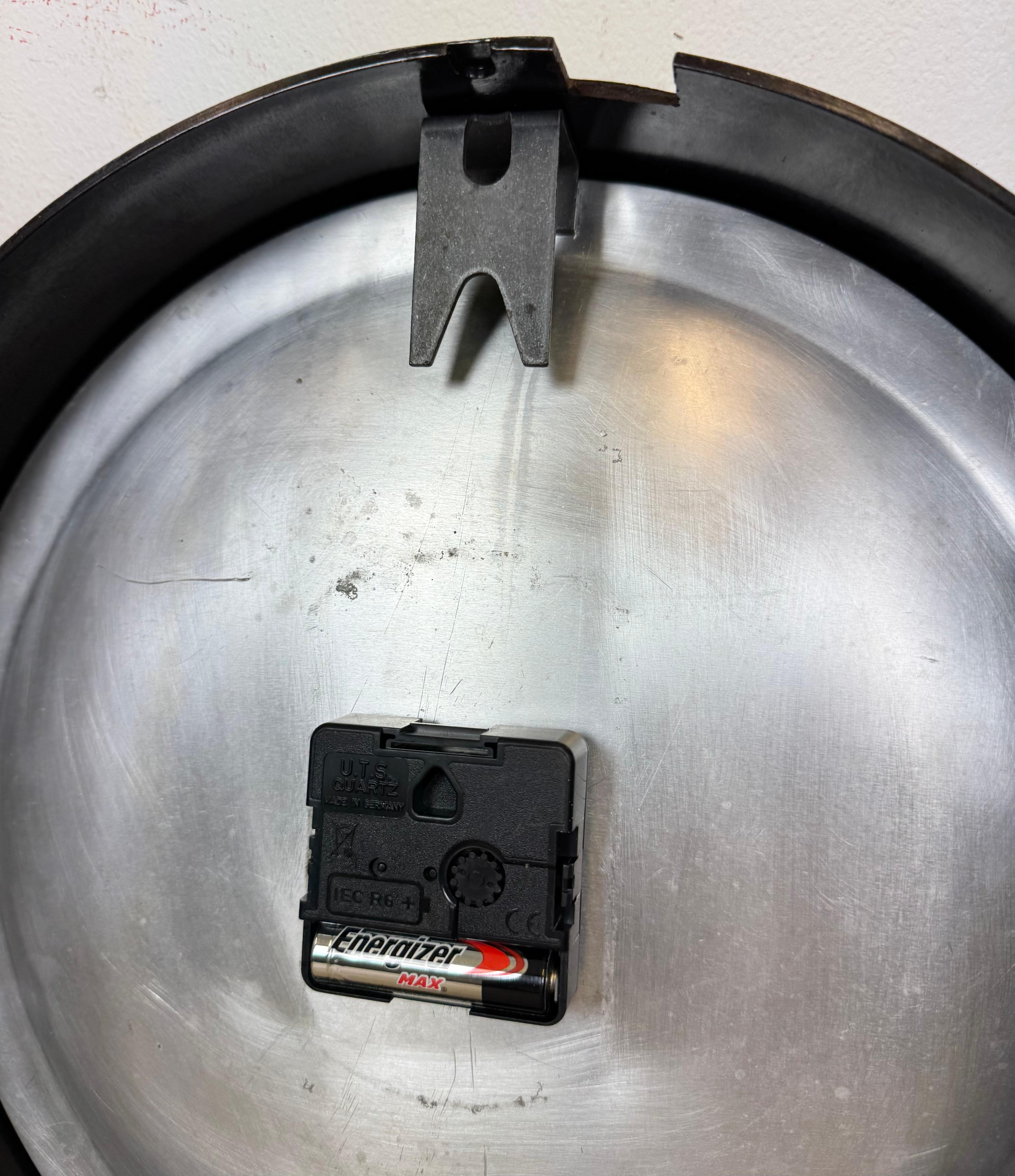 Reloj de pared industrial de fábrica de baquelita marrón de Pragotron, años 60 en venta 10