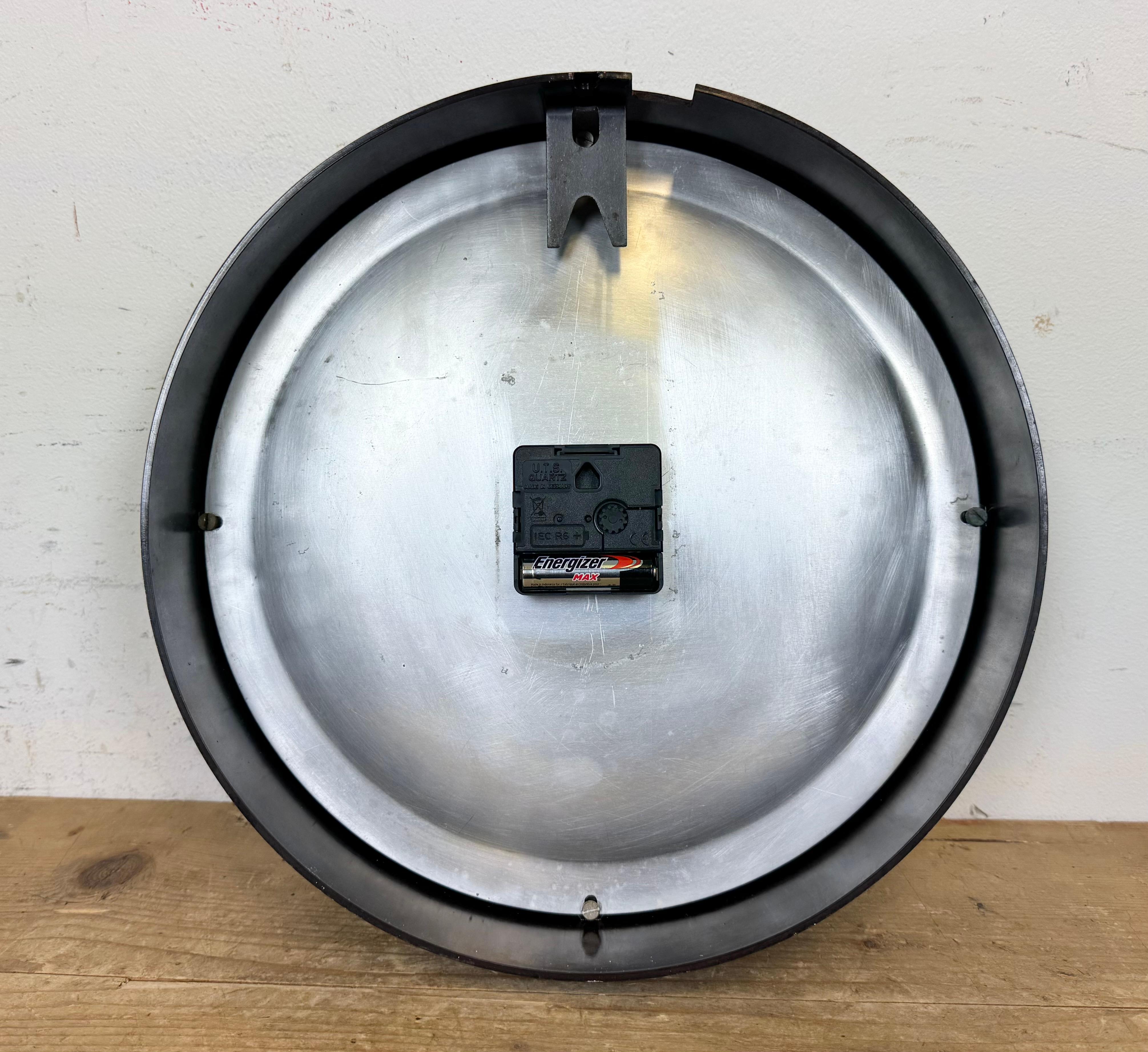 Reloj de pared industrial de fábrica de baquelita marrón de Pragotron, años 60 en venta 11