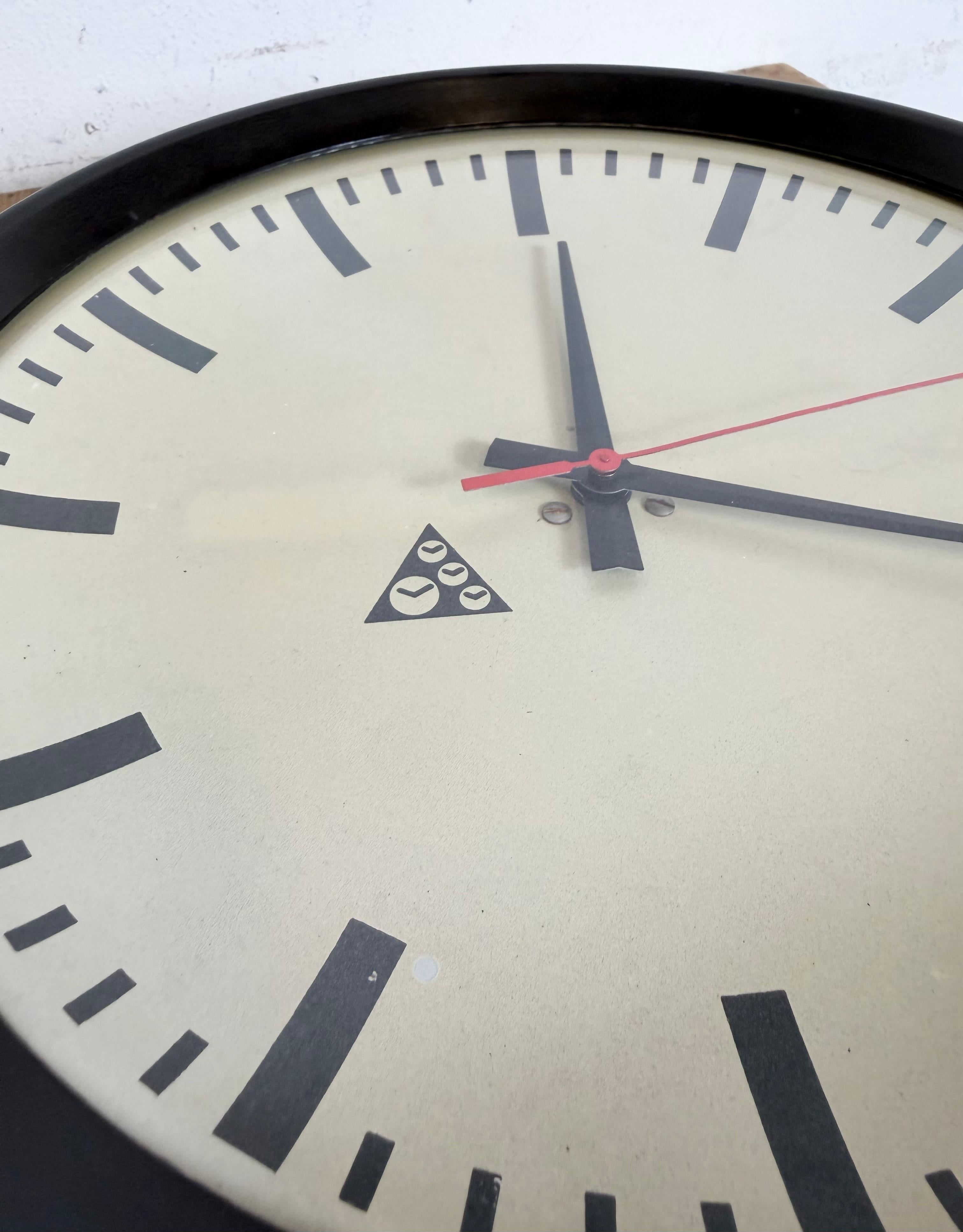 Industrial Brown Bakelite Factory Wall Clock from Pragotron, 1960s For Sale 12