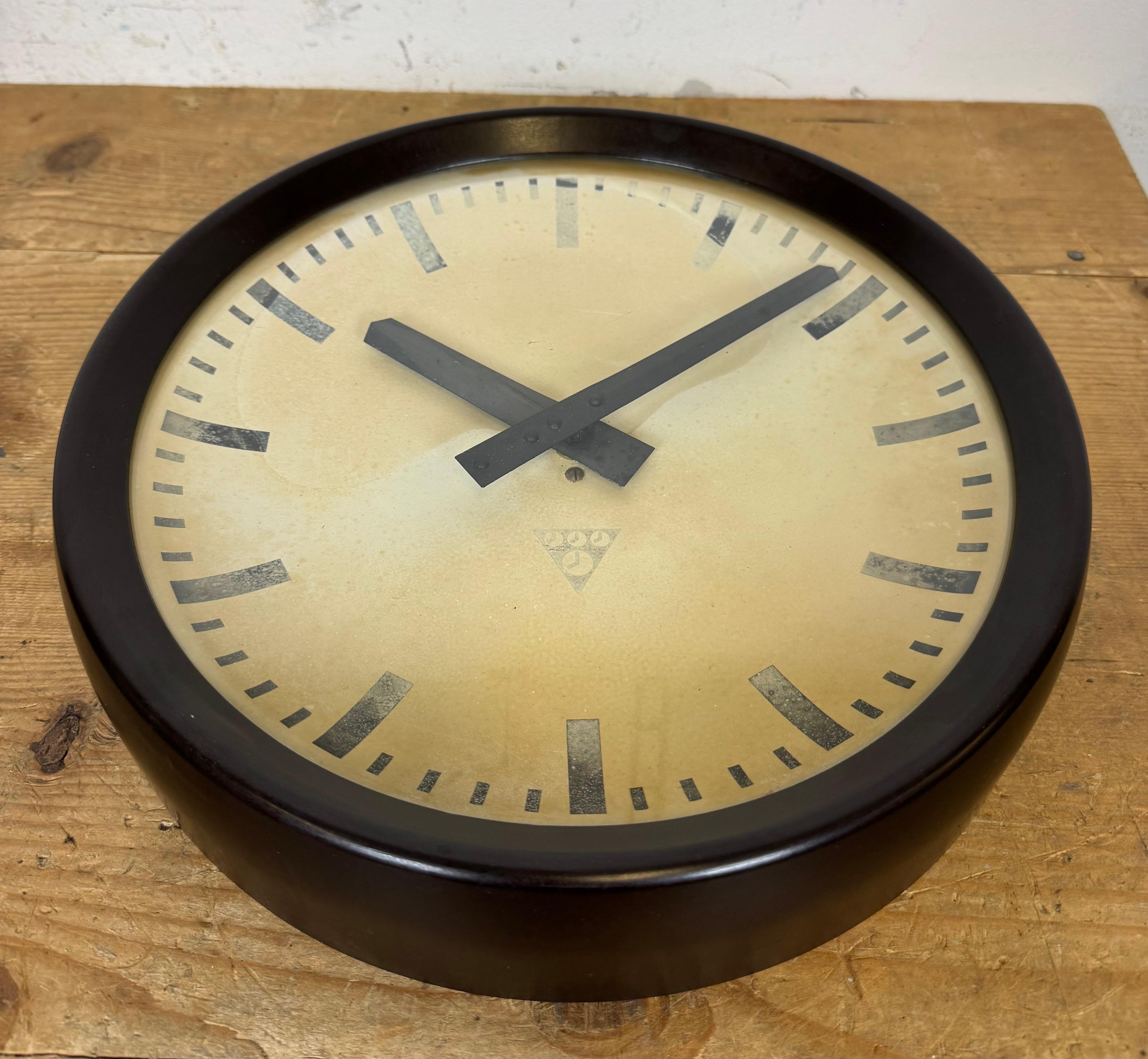 Reloj de pared industrial de fábrica de baquelita marrón de Pragotron, años 60 en venta 12