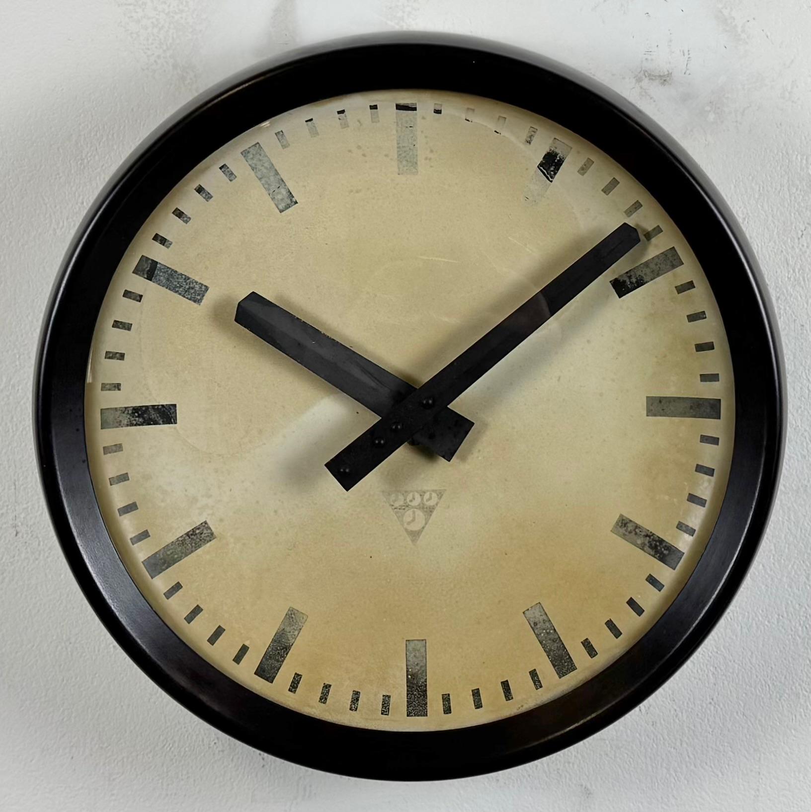 Reloj de pared industrial de fábrica de baquelita marrón de Pragotron, años 60 Industrial en venta