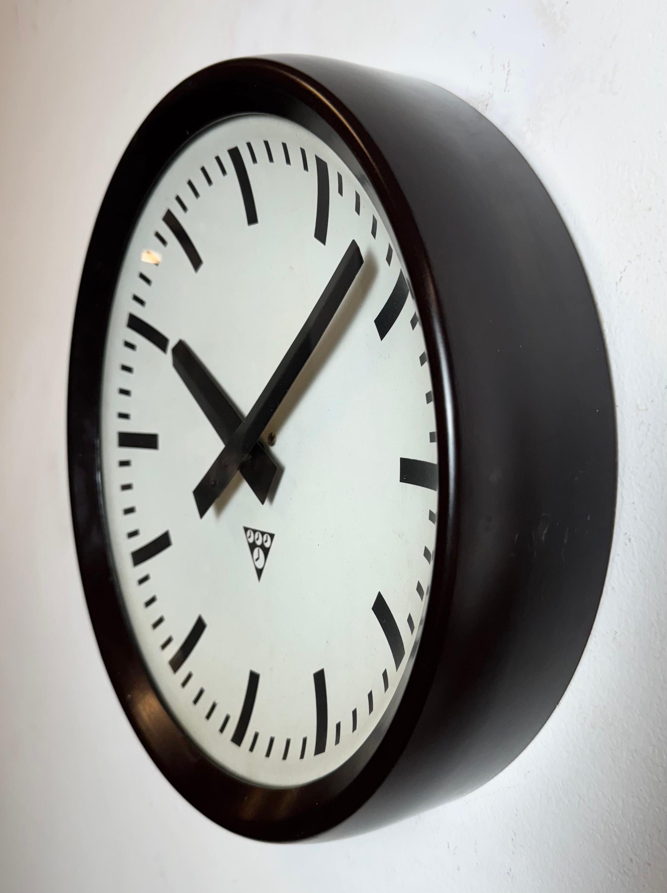 Industrial Brown Bakelite Factory Wall Clock from Pragotron, 1960s In Good Condition For Sale In Kojetice, CZ