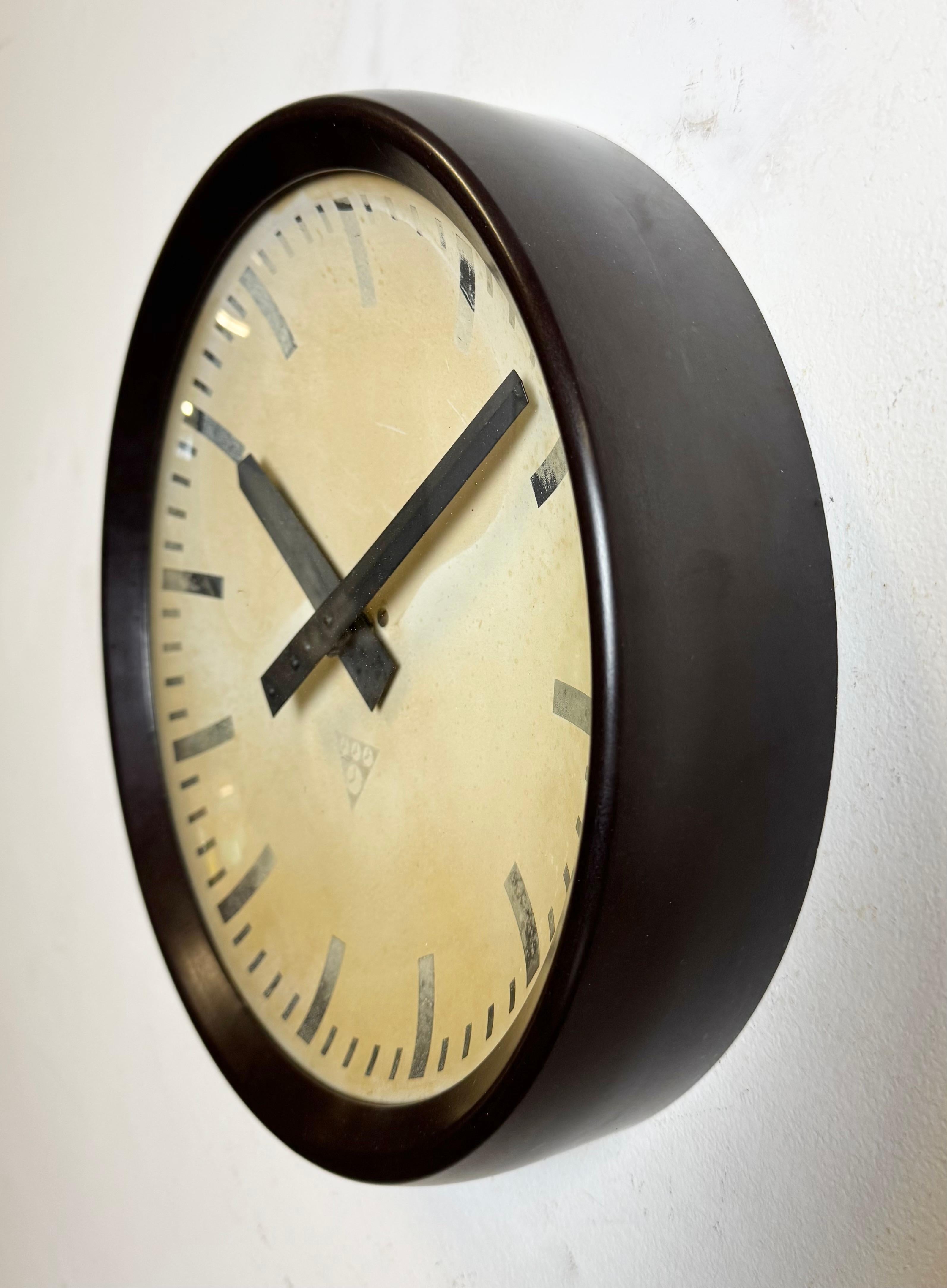 Reloj de pared industrial de fábrica de baquelita marrón de Pragotron, años 60 Checo en venta