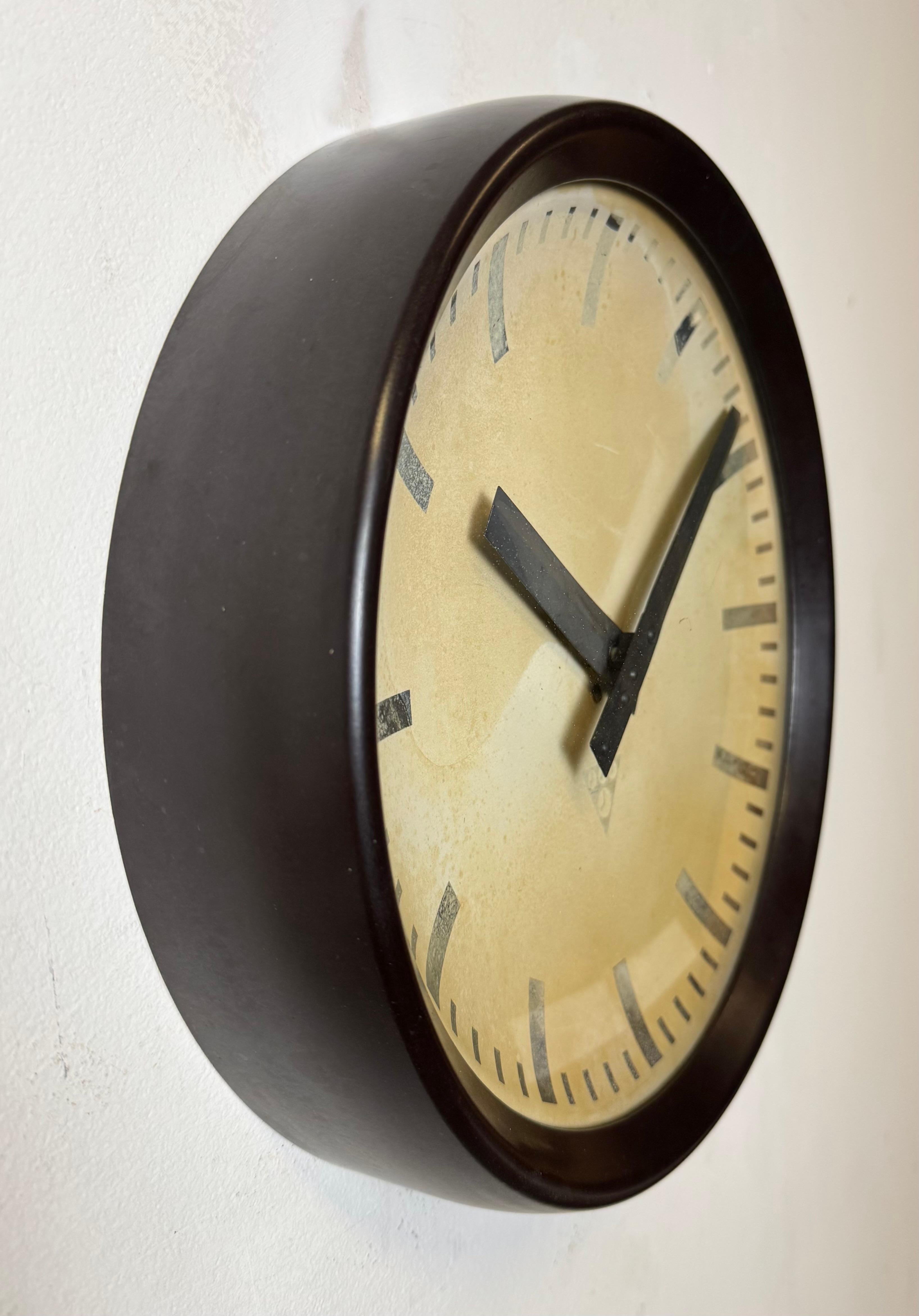 Reloj de pared industrial de fábrica de baquelita marrón de Pragotron, años 60 en Bastante bueno estado para la venta en Kojetice, CZ