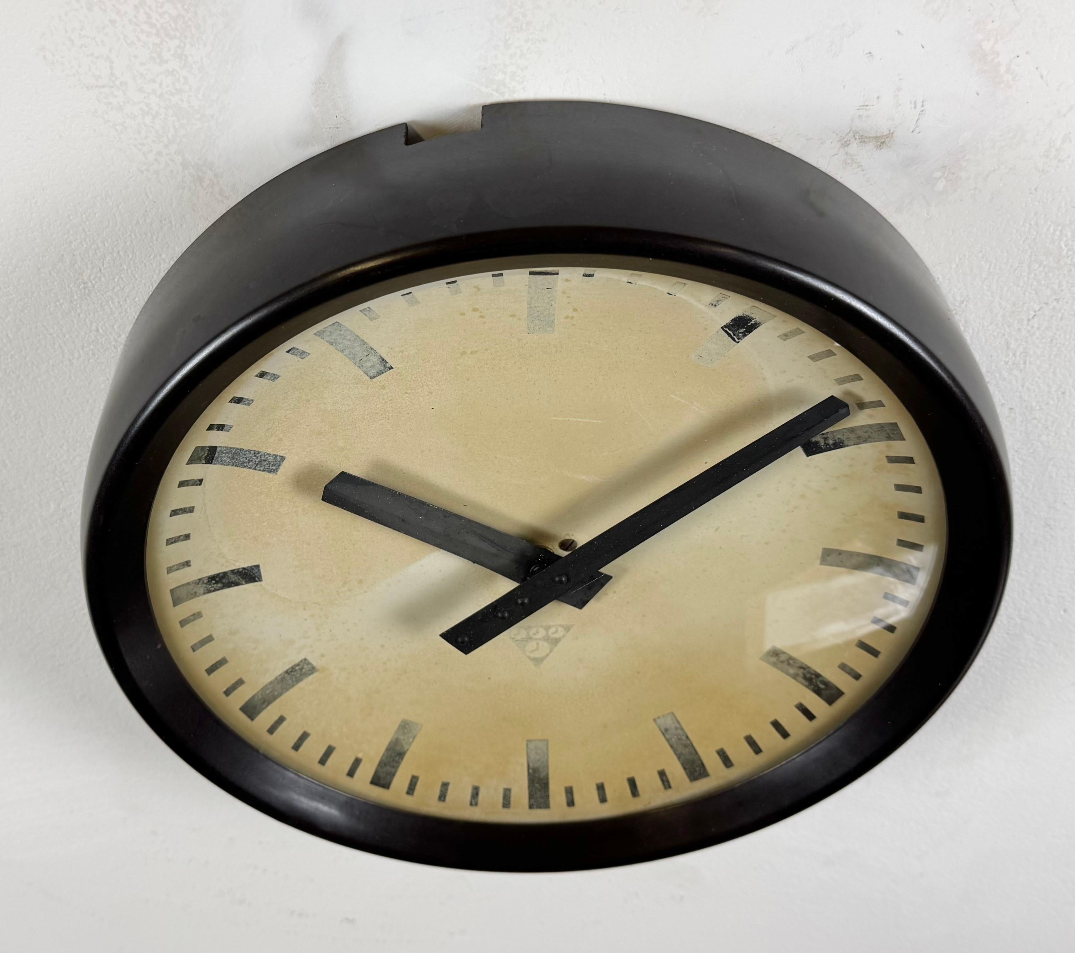 Reloj de pared industrial de fábrica de baquelita marrón de Pragotron, años 60 siglo XX en venta
