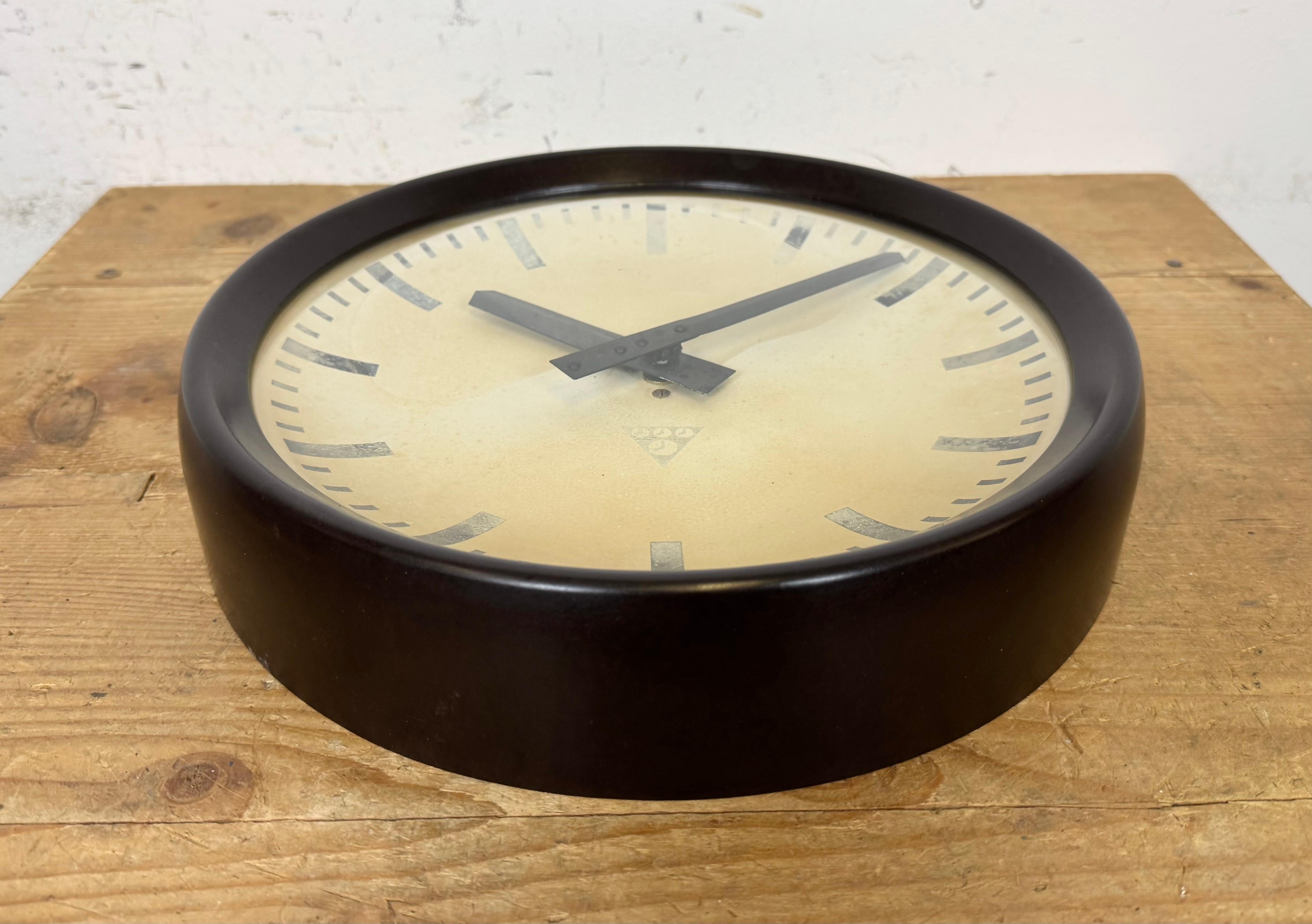Reloj de pared industrial de fábrica de baquelita marrón de Pragotron, años 60 Metal en venta