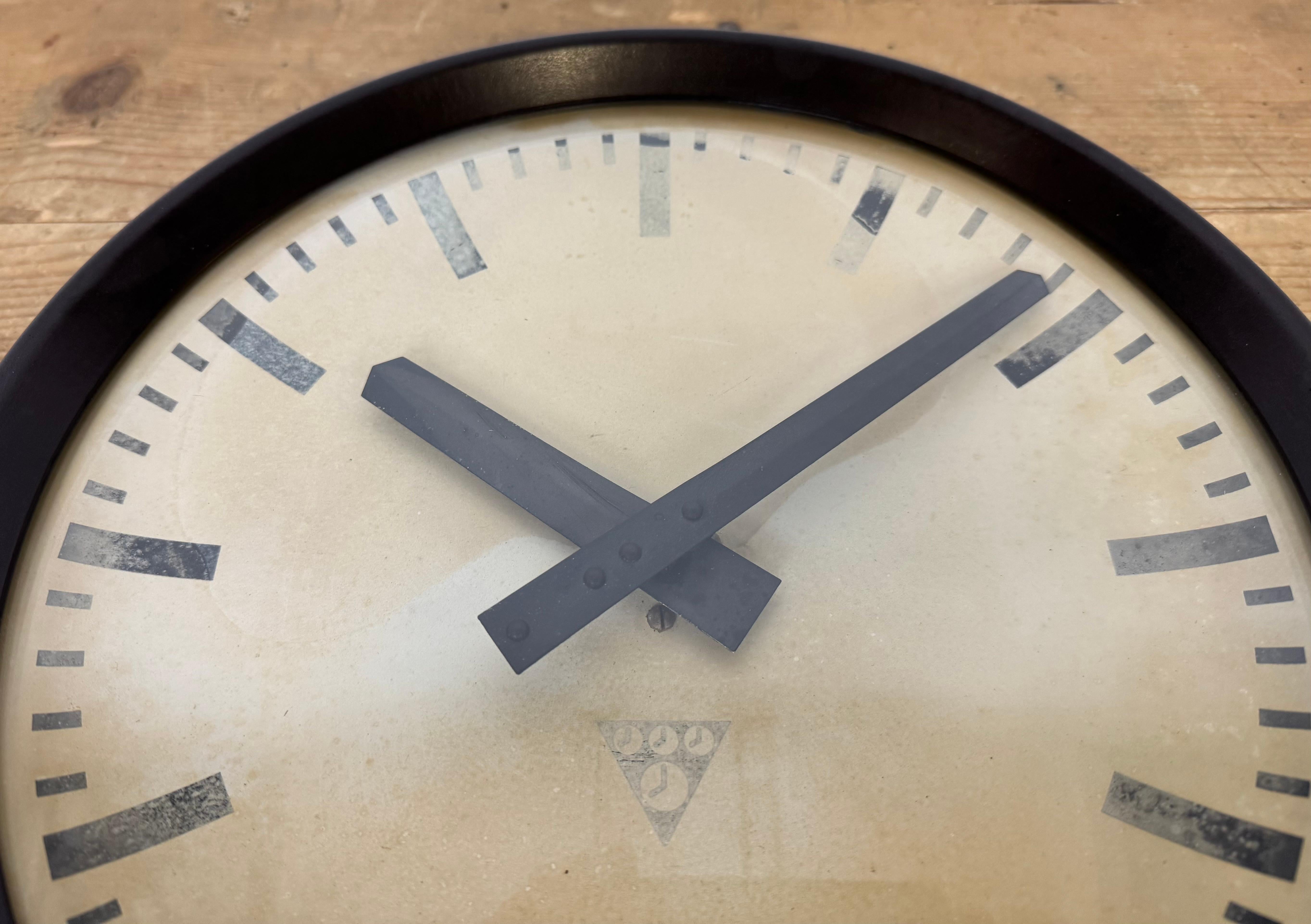 Reloj de pared industrial de fábrica de baquelita marrón de Pragotron, años 60 en venta 1