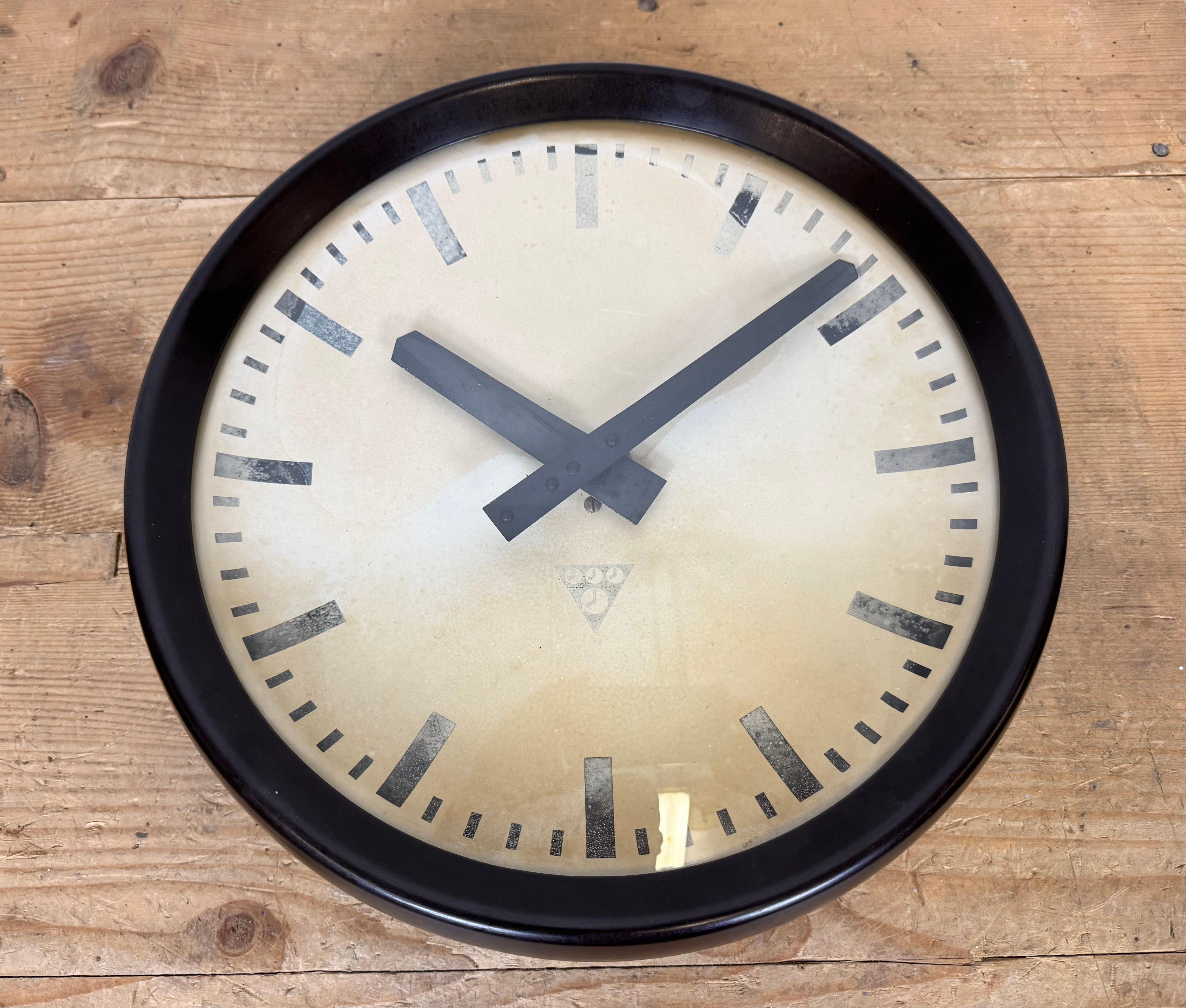 Reloj de pared industrial de fábrica de baquelita marrón de Pragotron, años 60 en venta 2