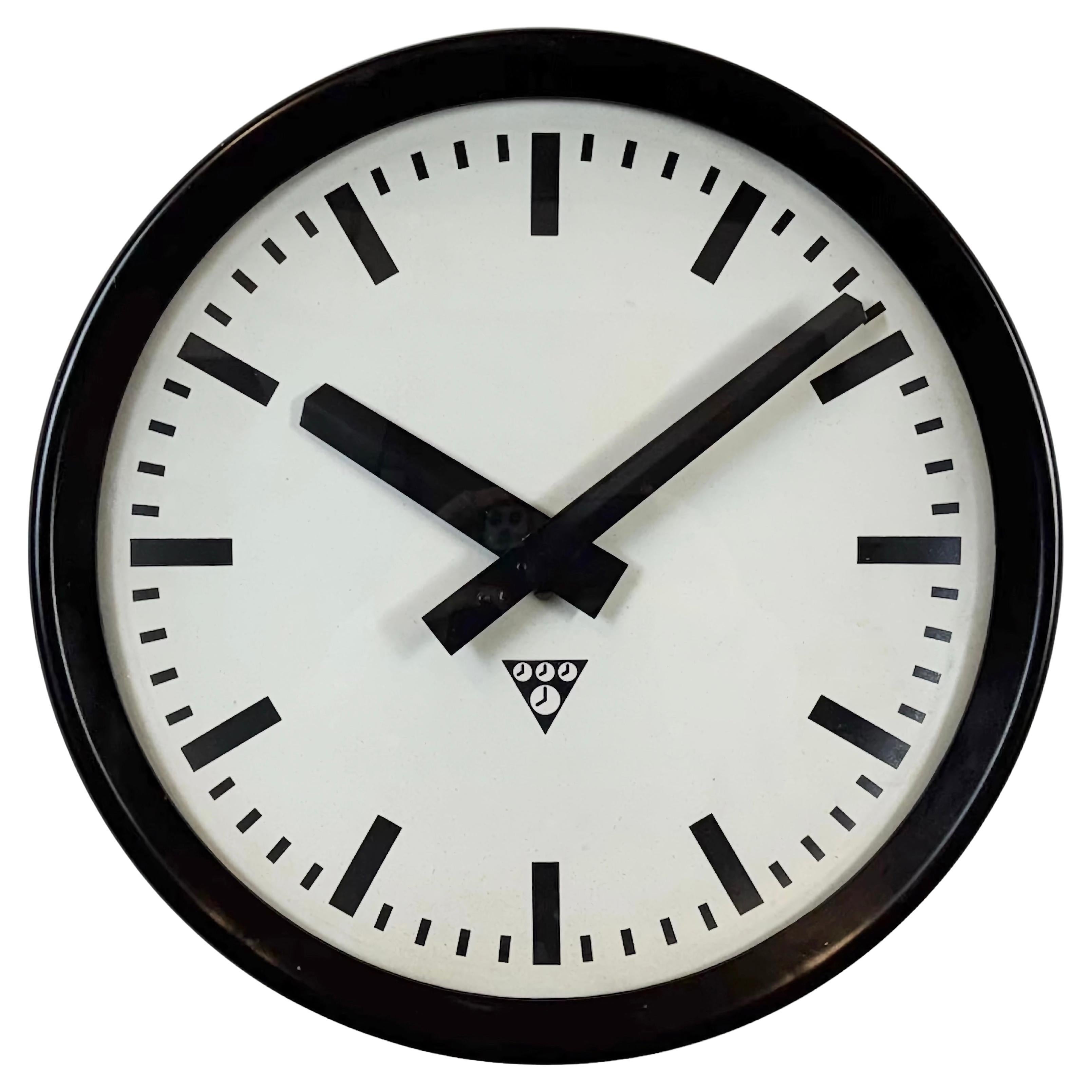 Reloj de pared industrial de fábrica de baquelita marrón de Pragotron, años 60