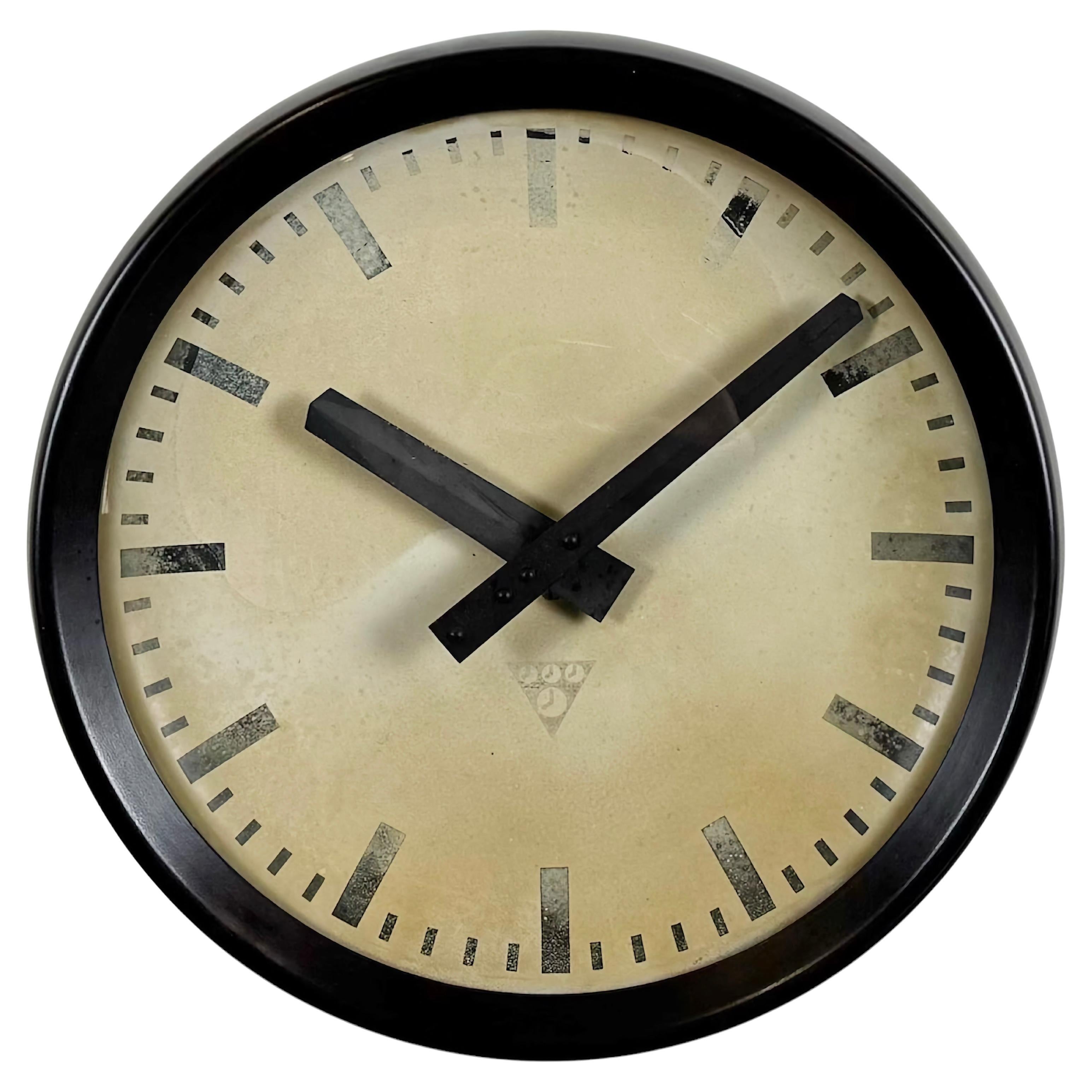 Reloj de pared industrial de fábrica de baquelita marrón de Pragotron, años 60 en venta