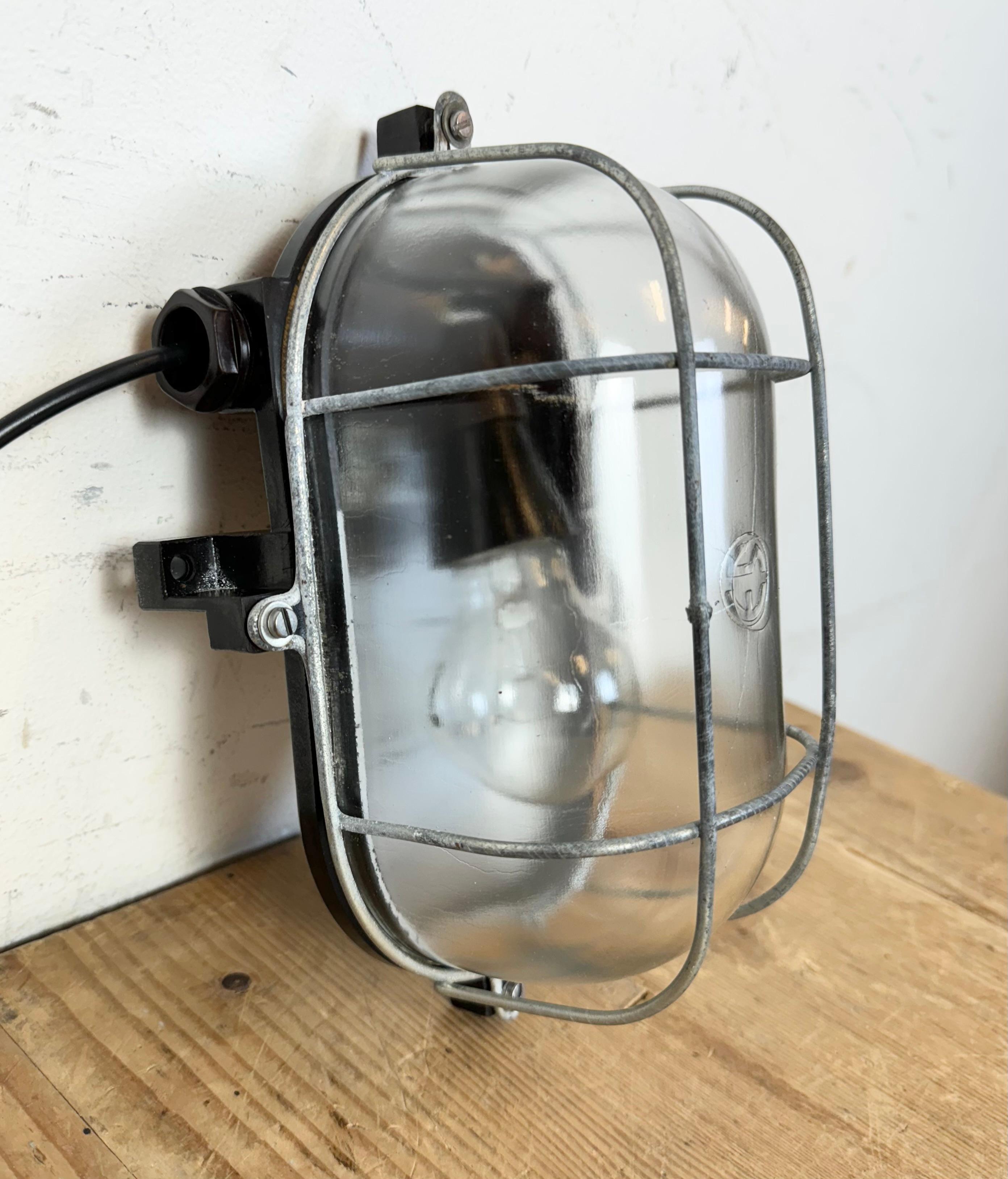 Industrial Brown Bakelite Wall Light with Clear Glass, 1960s For Sale 2