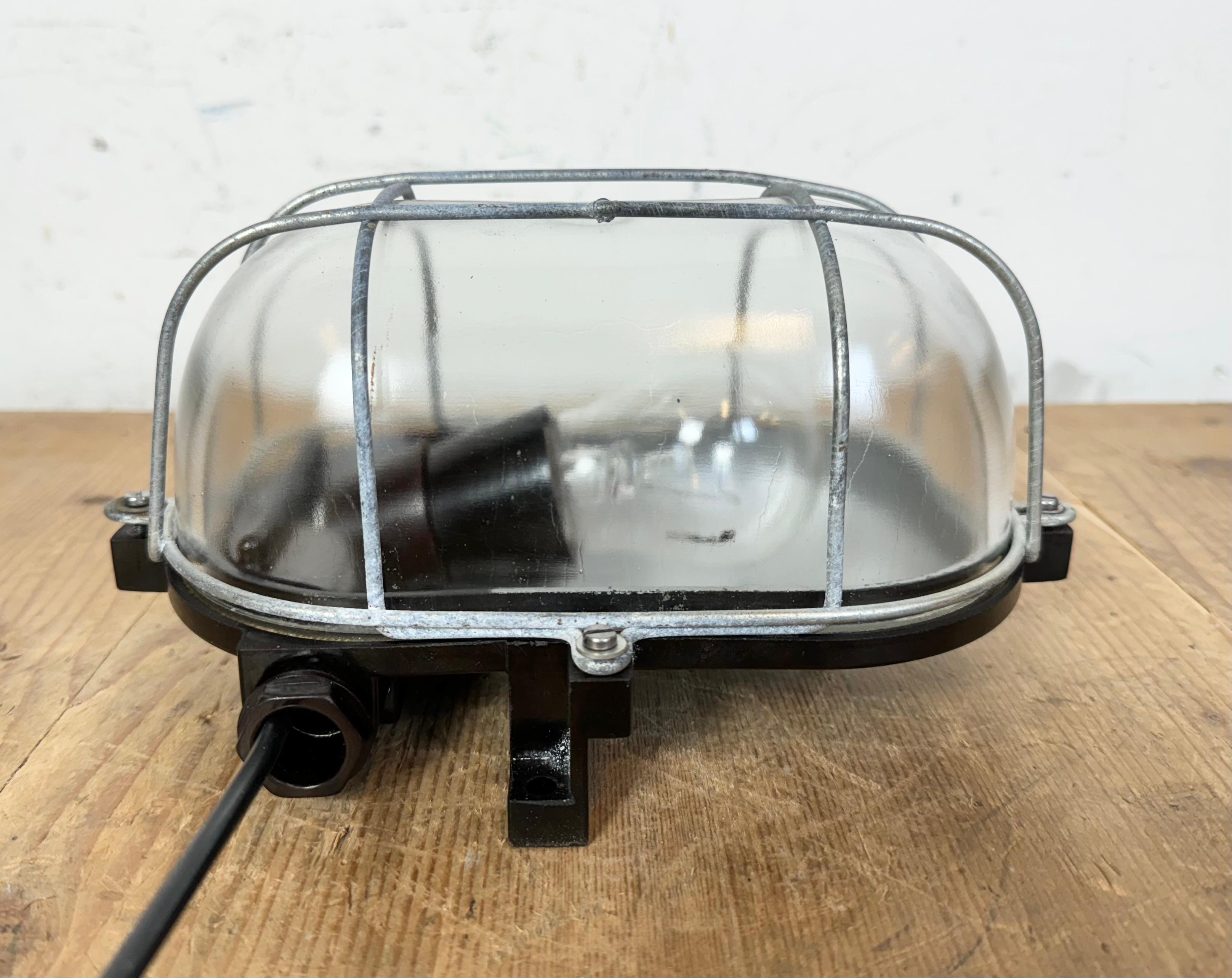 Industrial Brown Bakelite Wall Light with Clear Glass, 1960s For Sale 3