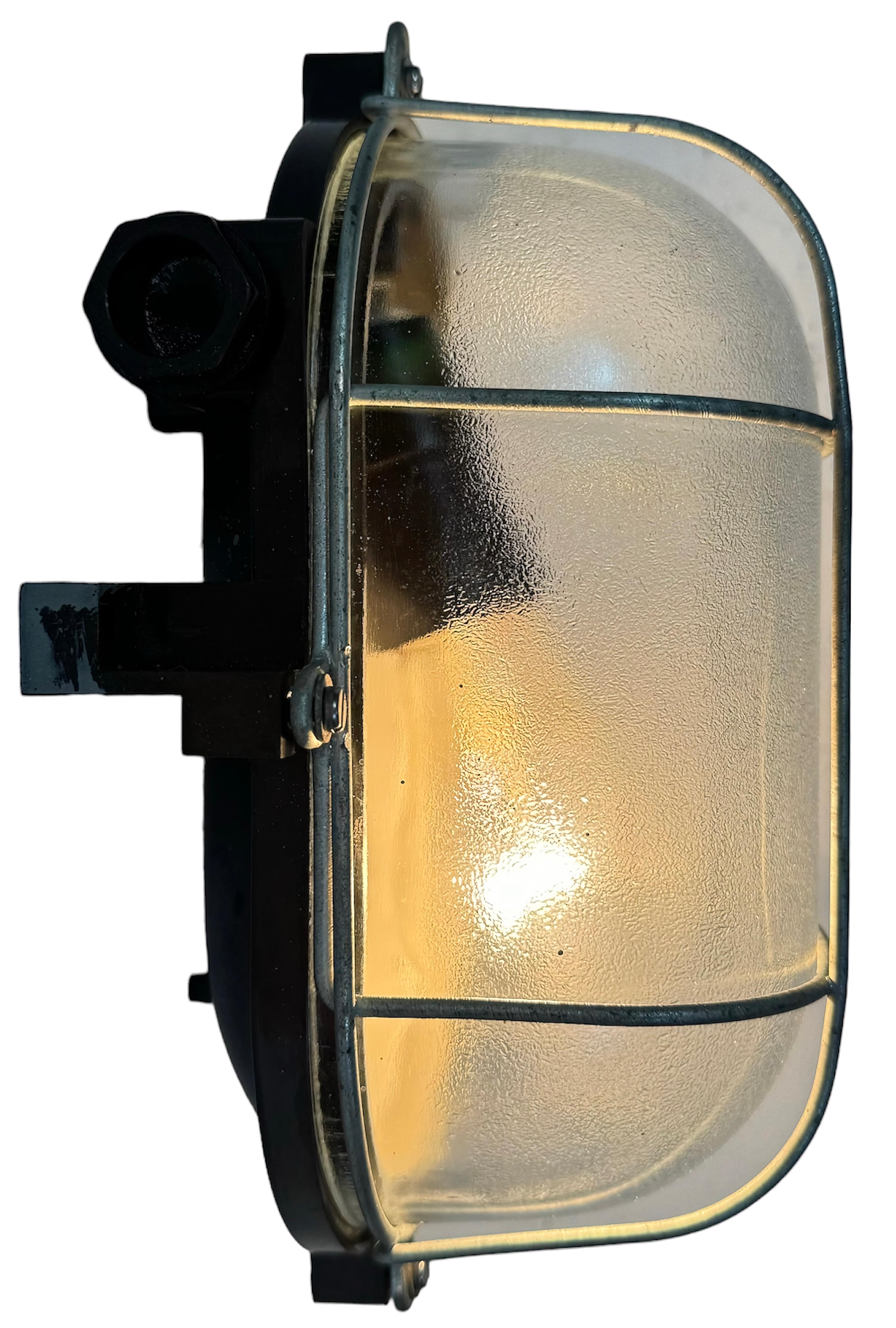 Industrielle braune Bakelit-Wandleuchte mit mattiertem Glas, 1960er Jahre (Tschechisch) im Angebot