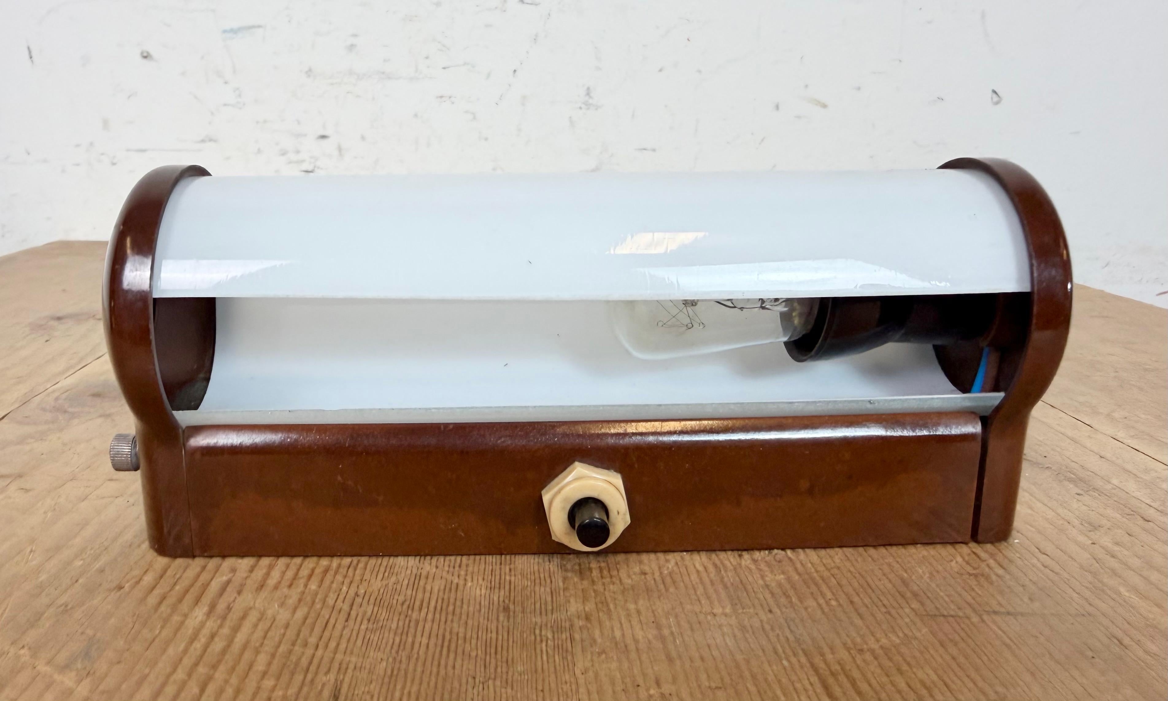 Aplique industrial de baquelita marrón con cristal de leche, años 1950 en venta 5