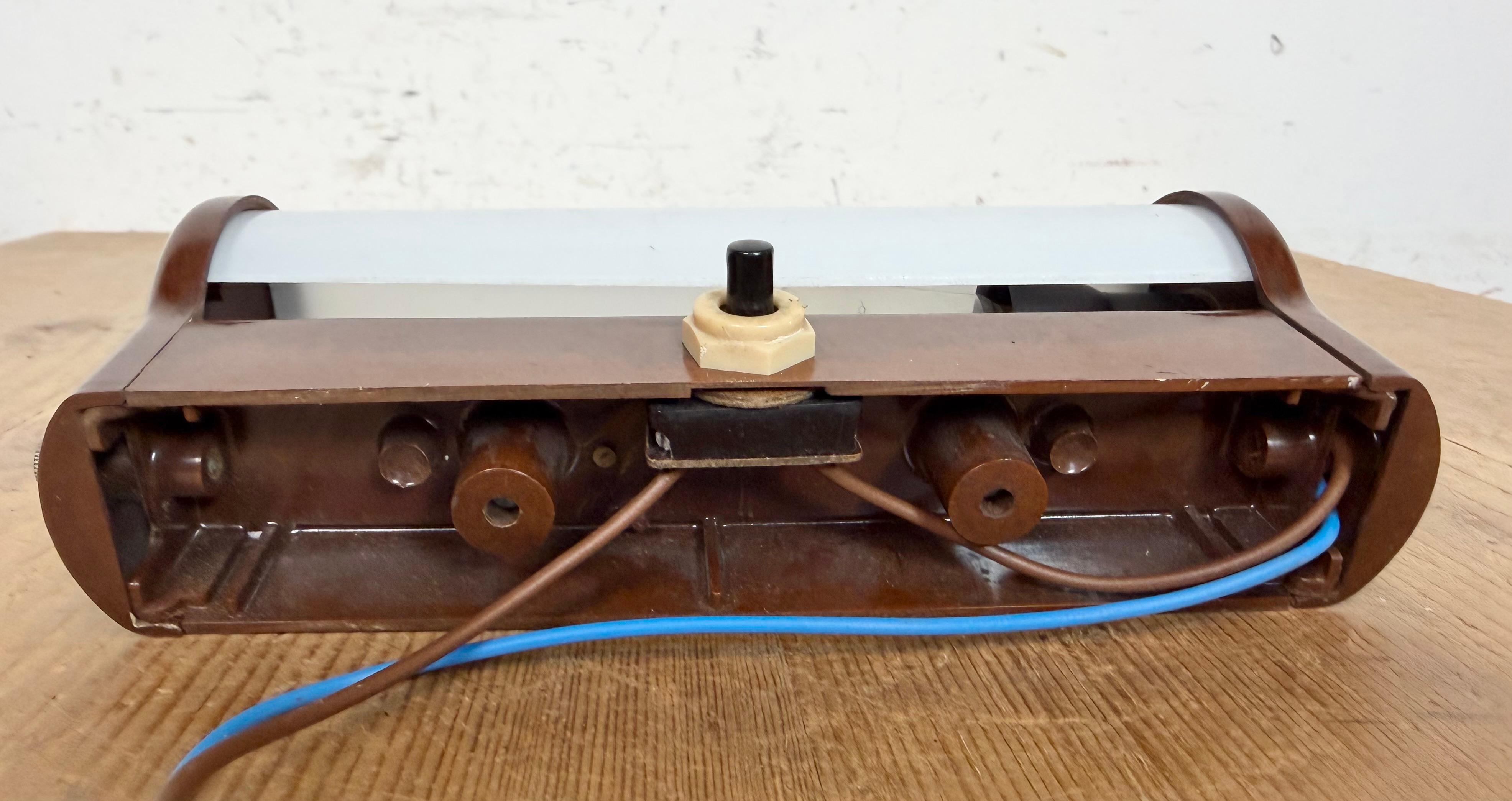 Aplique industrial de baquelita marrón con cristal de leche, años 1950 en venta 6