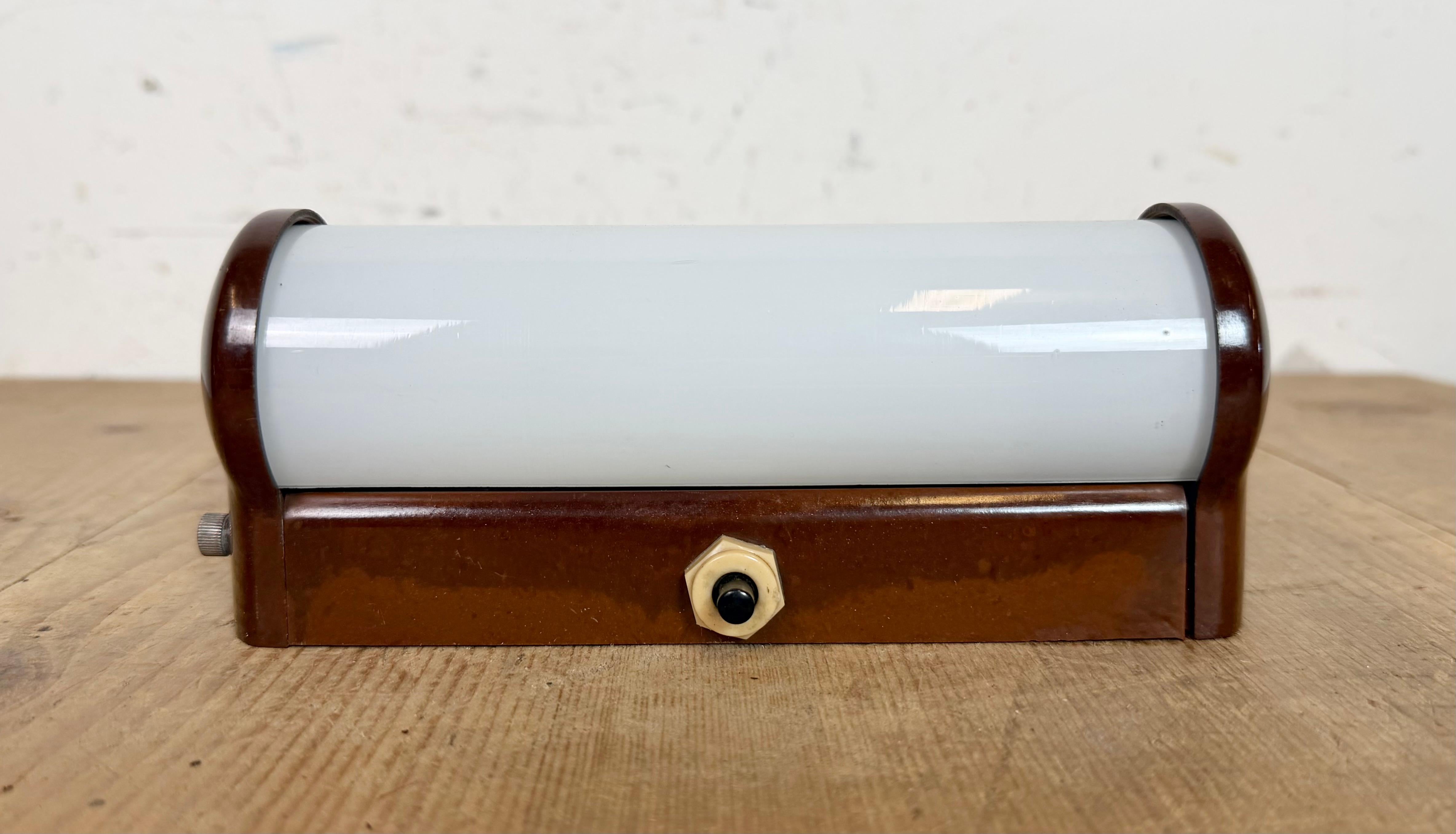 Aplique industrial de baquelita marrón con cristal de leche, años 1950 Industrial en venta