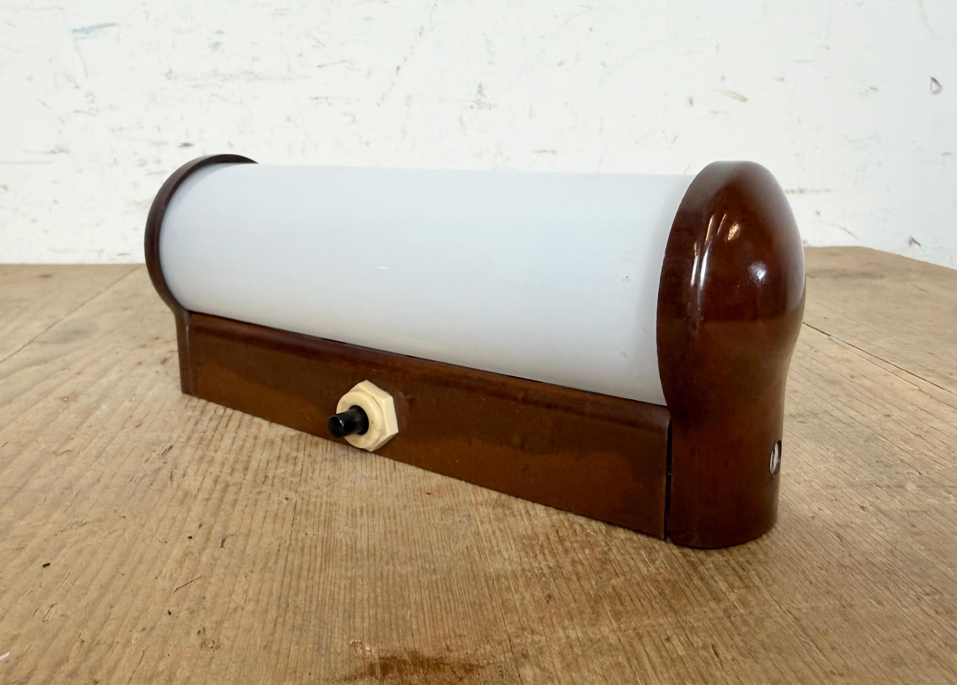 Aplique industrial de baquelita marrón con cristal de leche, años 1950 Checo en venta