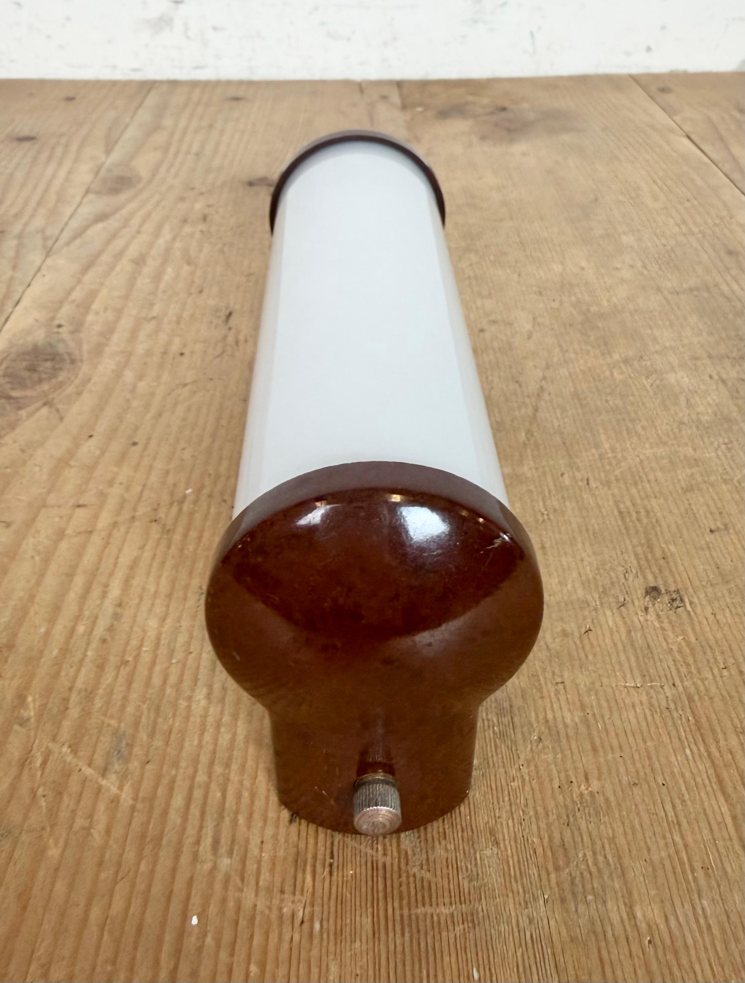 Aplique industrial de baquelita marrón con cristal de leche, años 1950 en venta 2